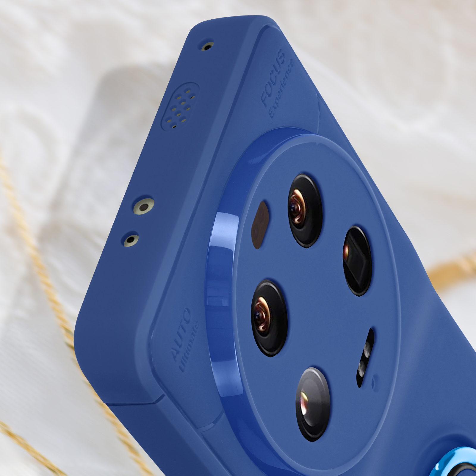 Primo piano di una custodia blu per telefono con lenti della fotocamera e testo.