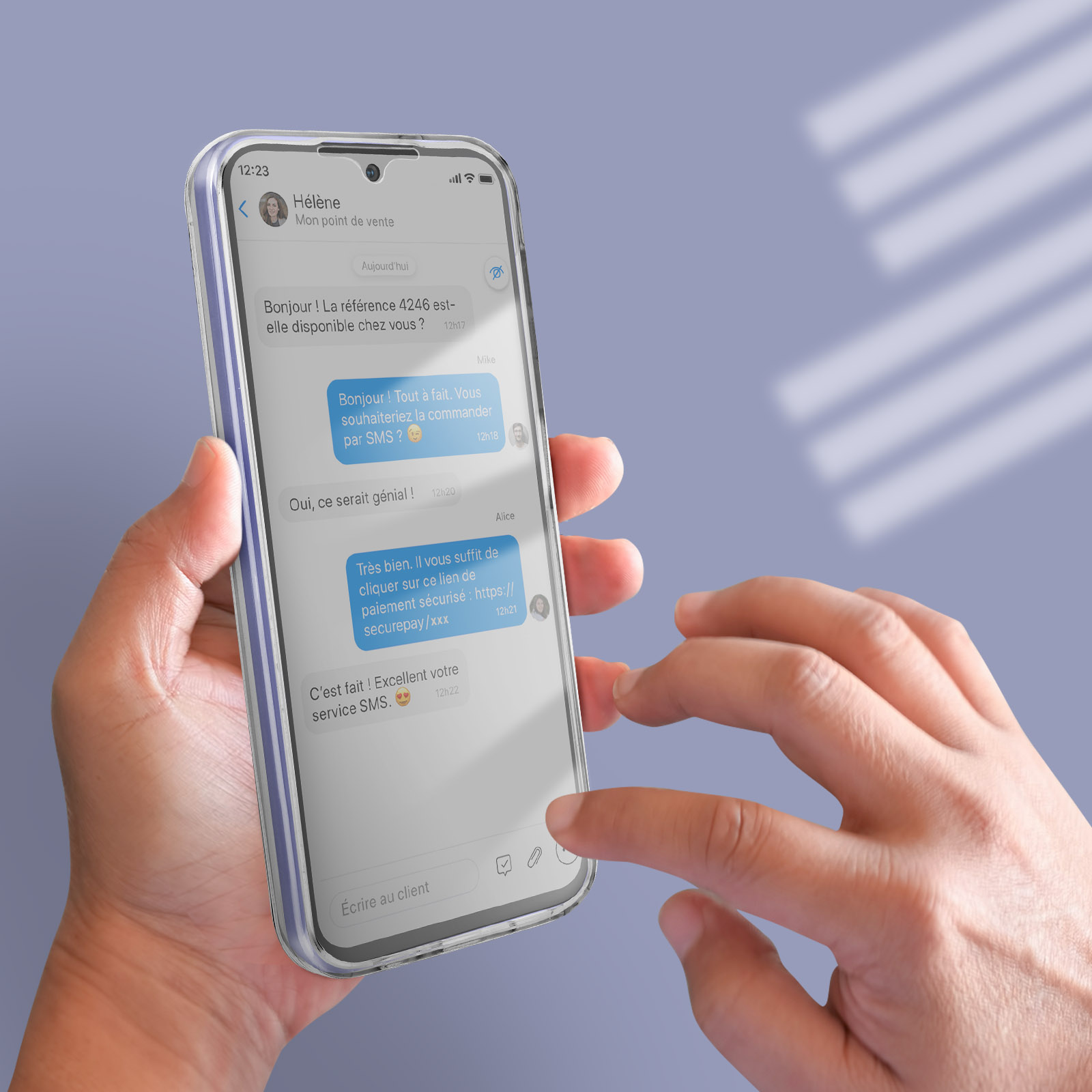 Una mano che tiene un telefono che mostra una conversazione via SMS.