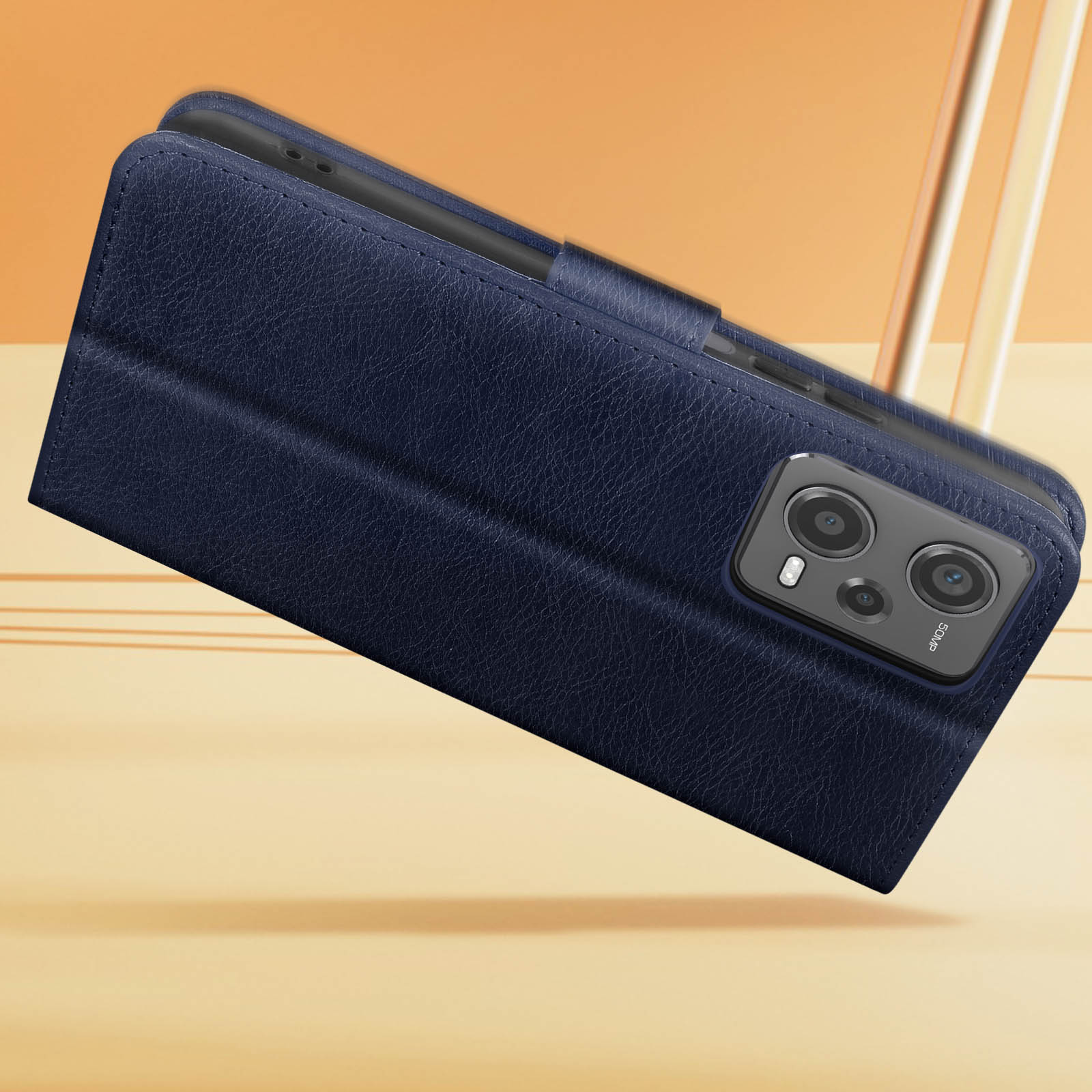 Custodia blu navy, aperta, con telefono all'interno. Superficie marrone sullo sfondo.