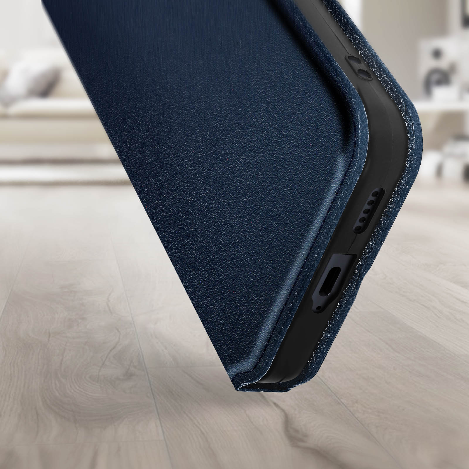 Nahaufnahme einer blauen Handyhülle, die die Seite des Telefons zeigt. Holzboden.