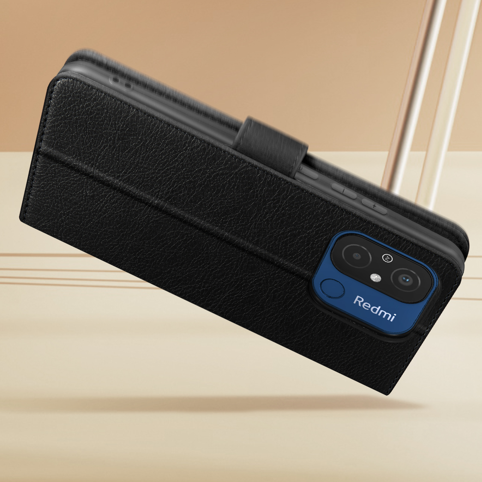 Custodia nera con telefono dentro. Il telefono ha un modulo fotocamera blu.