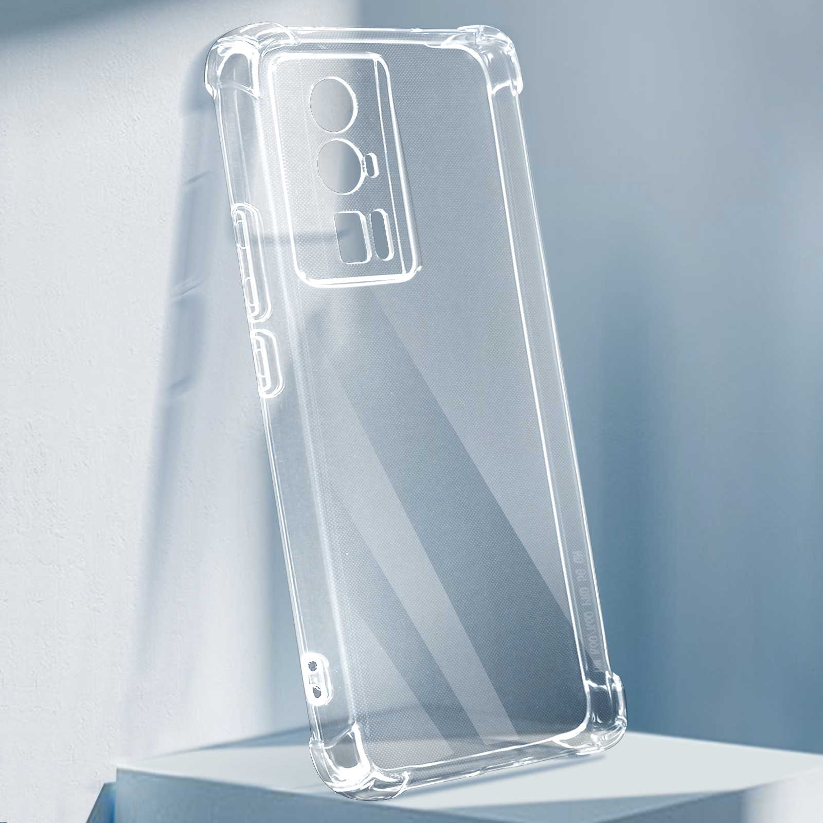 Una custodia trasparente per telefono con una cornice protettiva e un telefono all'interno. Il telefono ha tre fotocamere.