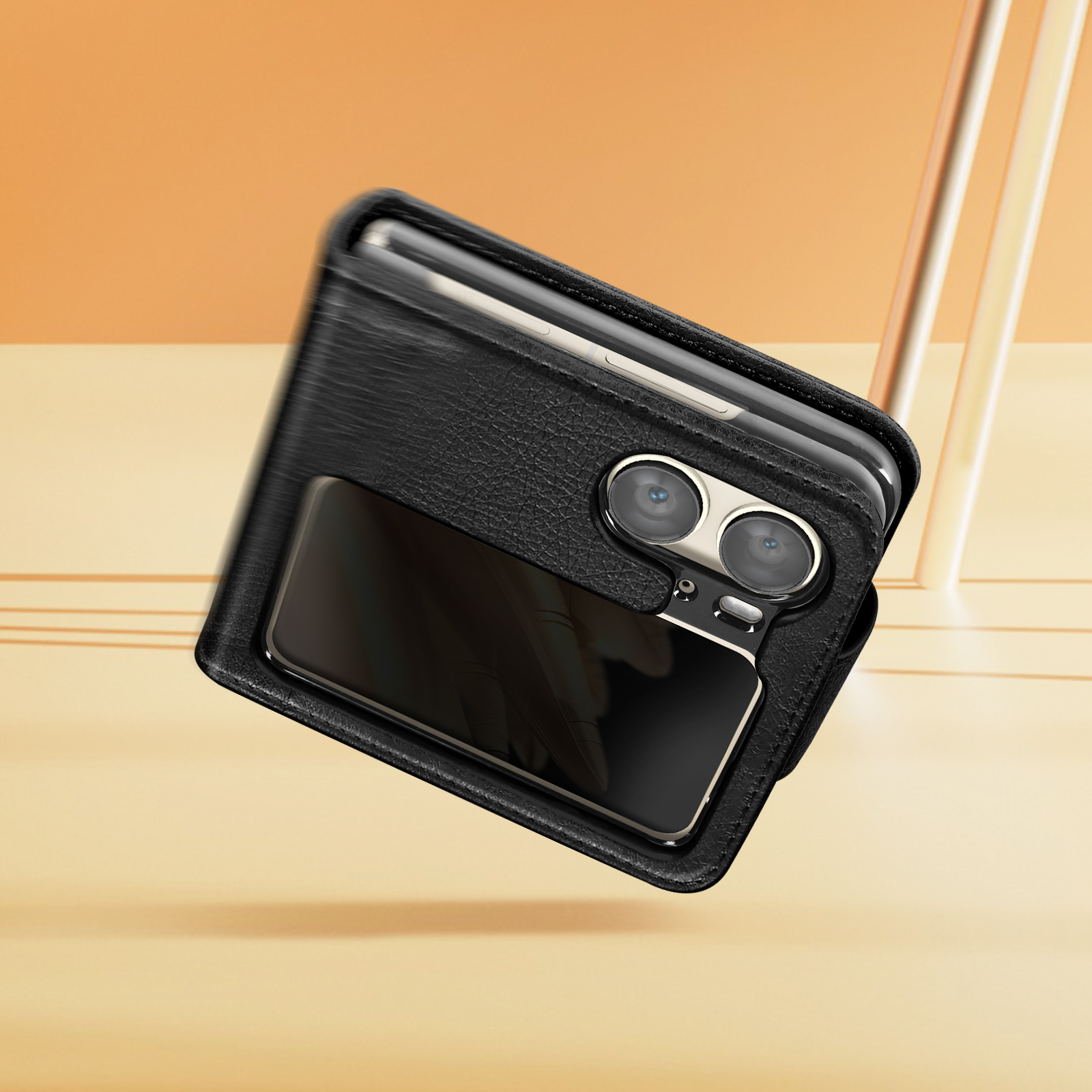 Zwarte telefoonhoes met camera-uitsparing gekanteld, toont het telefoonscherm.