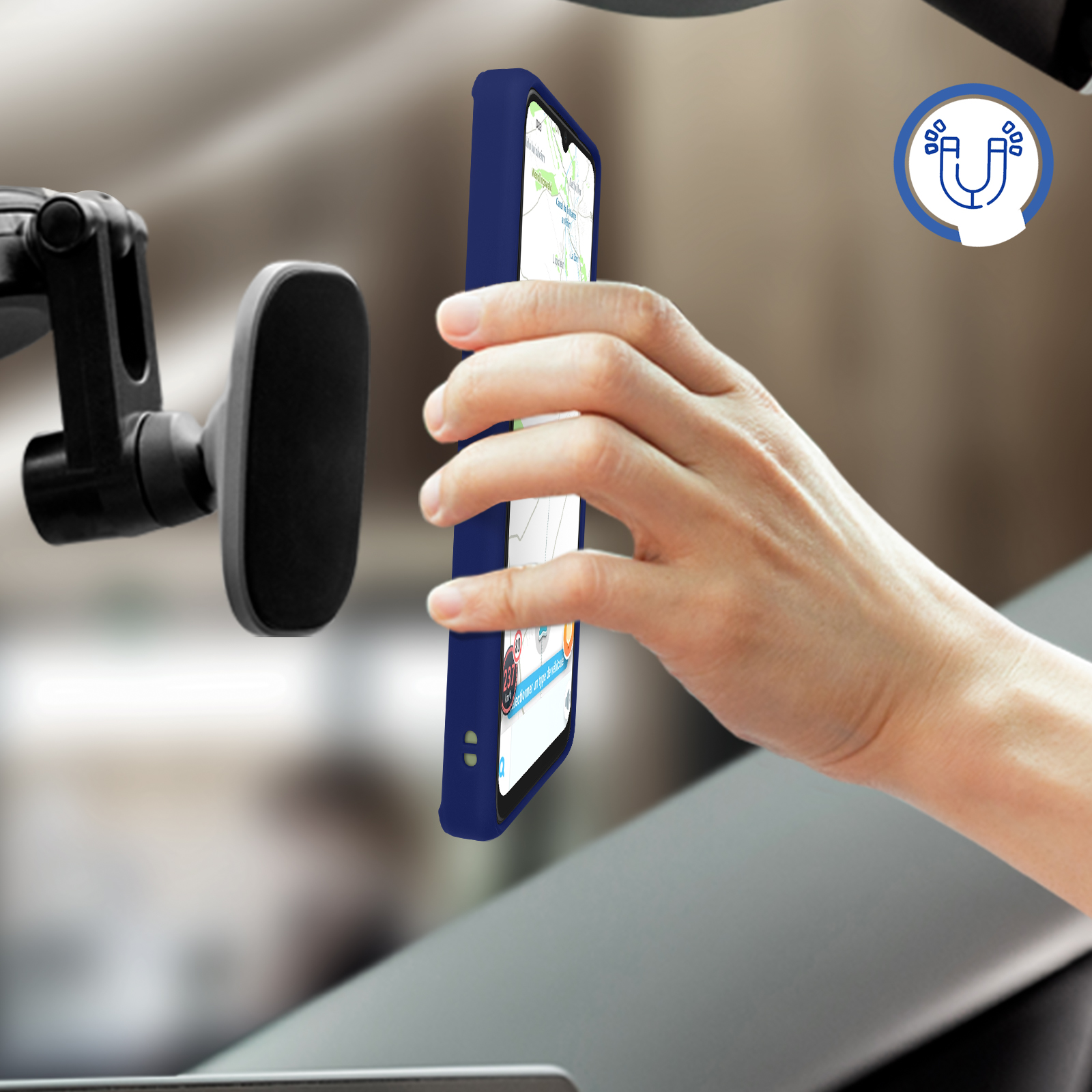 Custodia blu per telefono attaccata a un supporto per auto.