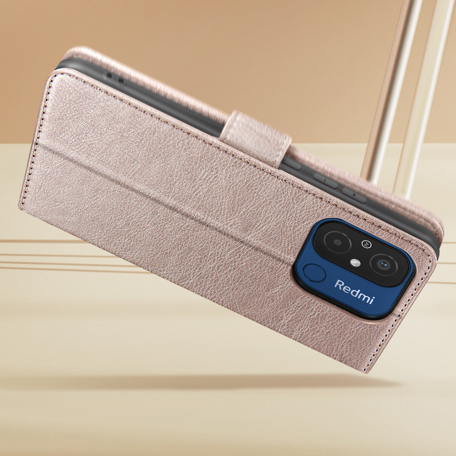Custodia rosa per telefono, aperta. Un telefono con fotocamera è all'interno della custodia. Sfondo morbido.