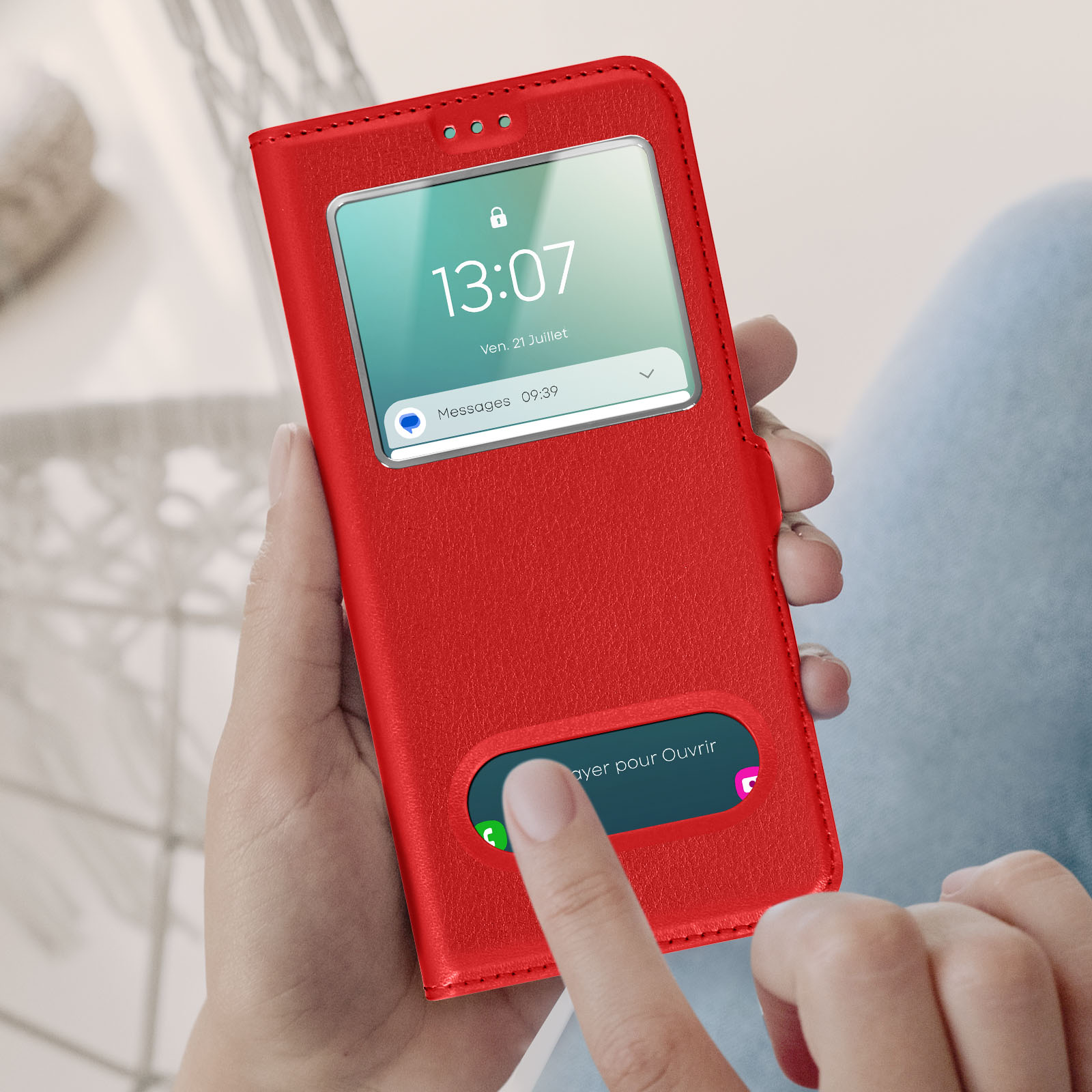 Una custodia rossa per telefono con schermo che mostra l'ora. Un dito tocca lo schermo.