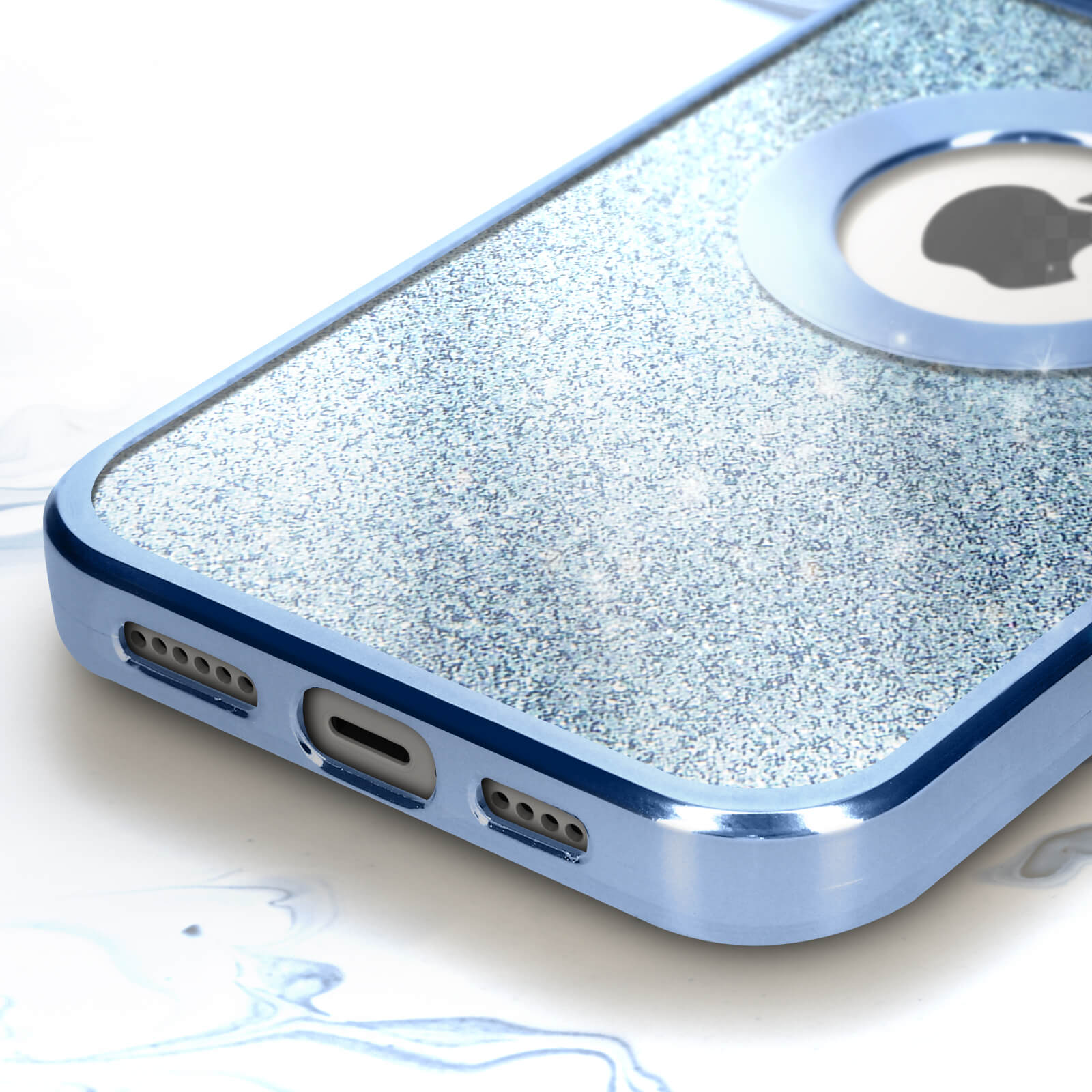 Primo piano di una custodia per telefono azzurra con un anello per un tracker. La custodia ha le porte di ricarica.