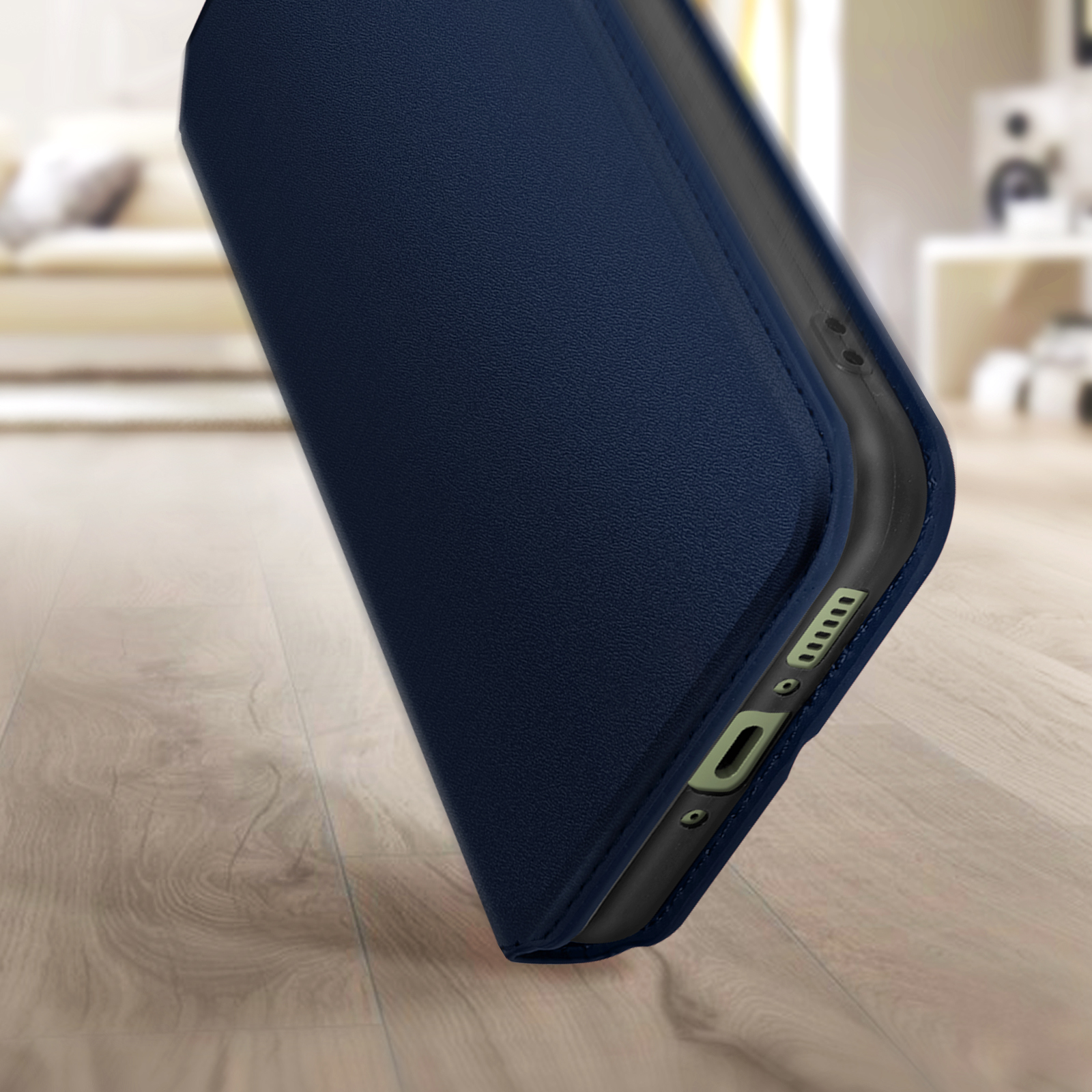 Primo piano di una custodia blu navy, con le porte e i pulsanti del telefono visibili.