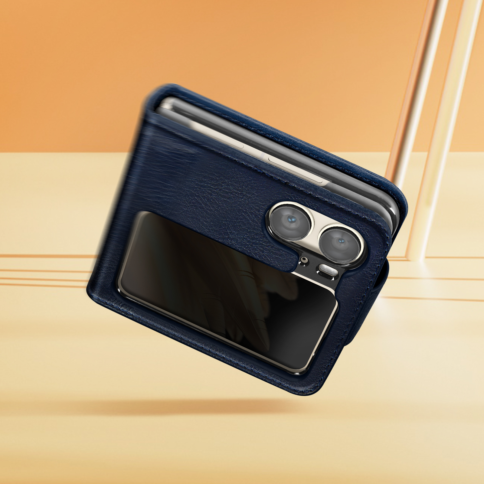 Telefoon in een donkerblauwe leren hoes, met een opvouwbaar ontwerp en zichtbaar scherm.