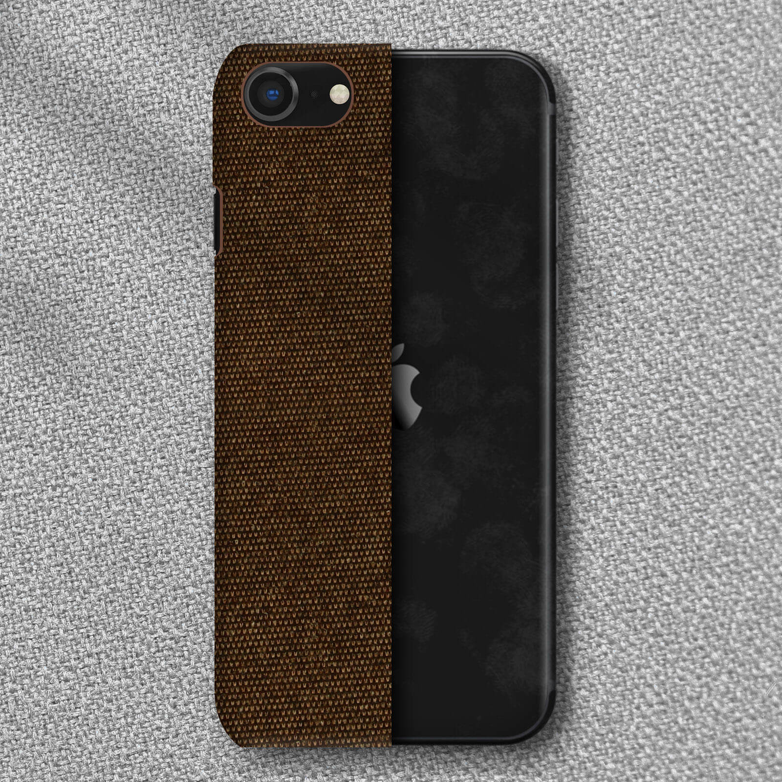 Custodia per telefono, tela marrone e nera. Logo Apple. Superficie grigia.