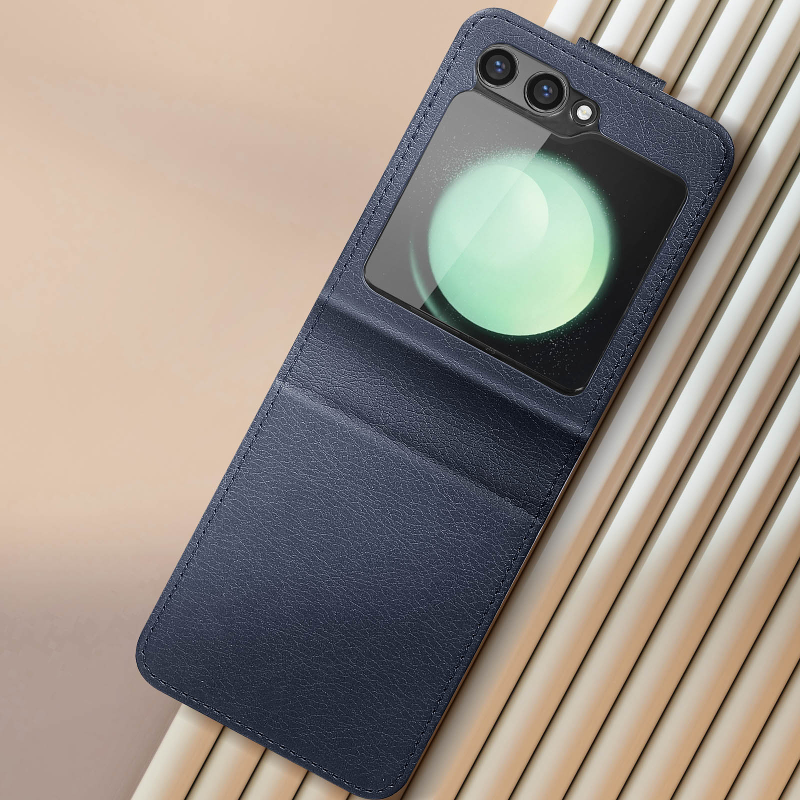 Una custodia per telefono blu scuro con una finestra dello schermo aperta, che mostra un telefono. La custodia è su una superficie strutturata.
