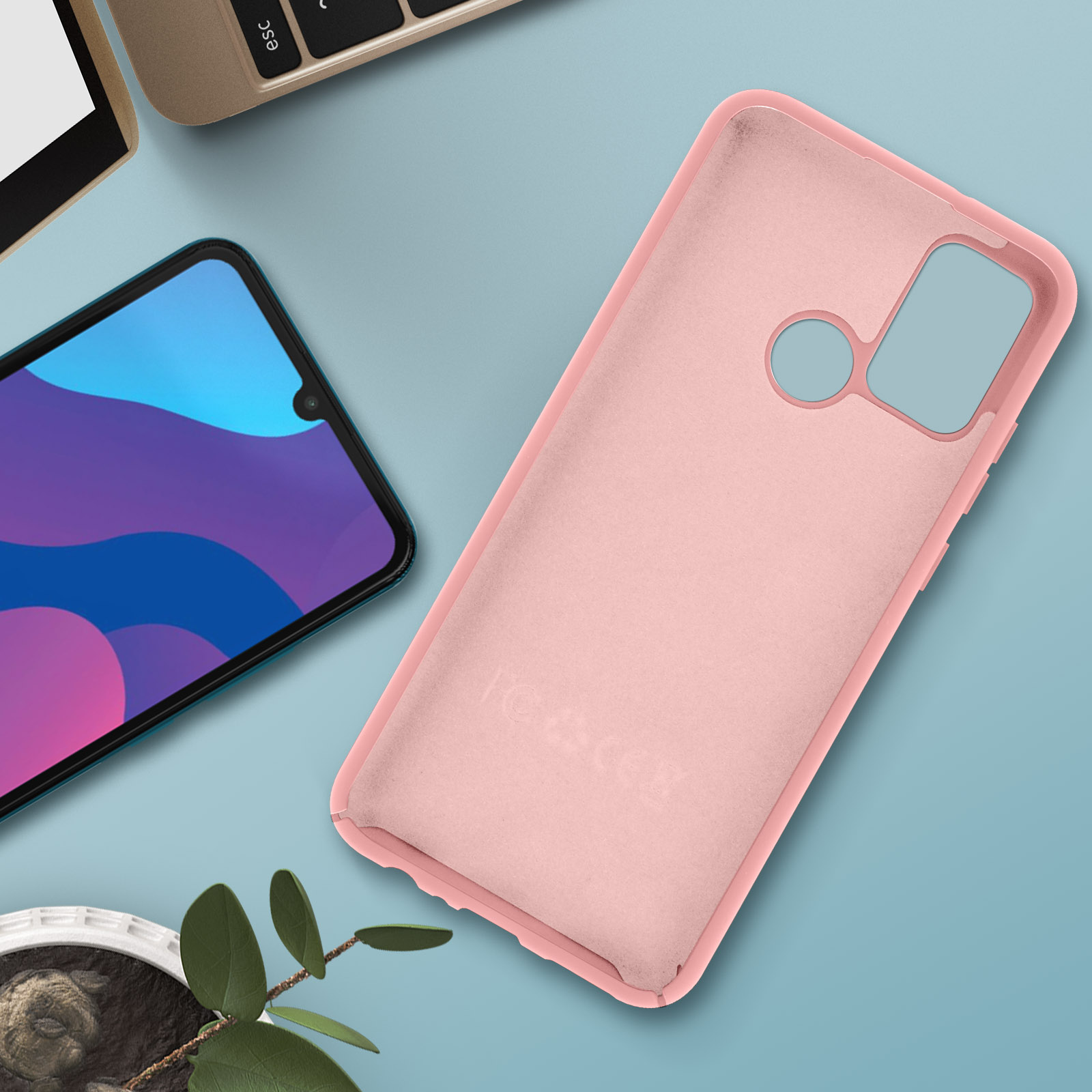 Vista interna di una custodia rosa per telefono, che mostra l'interno e un telefono su una scrivania.