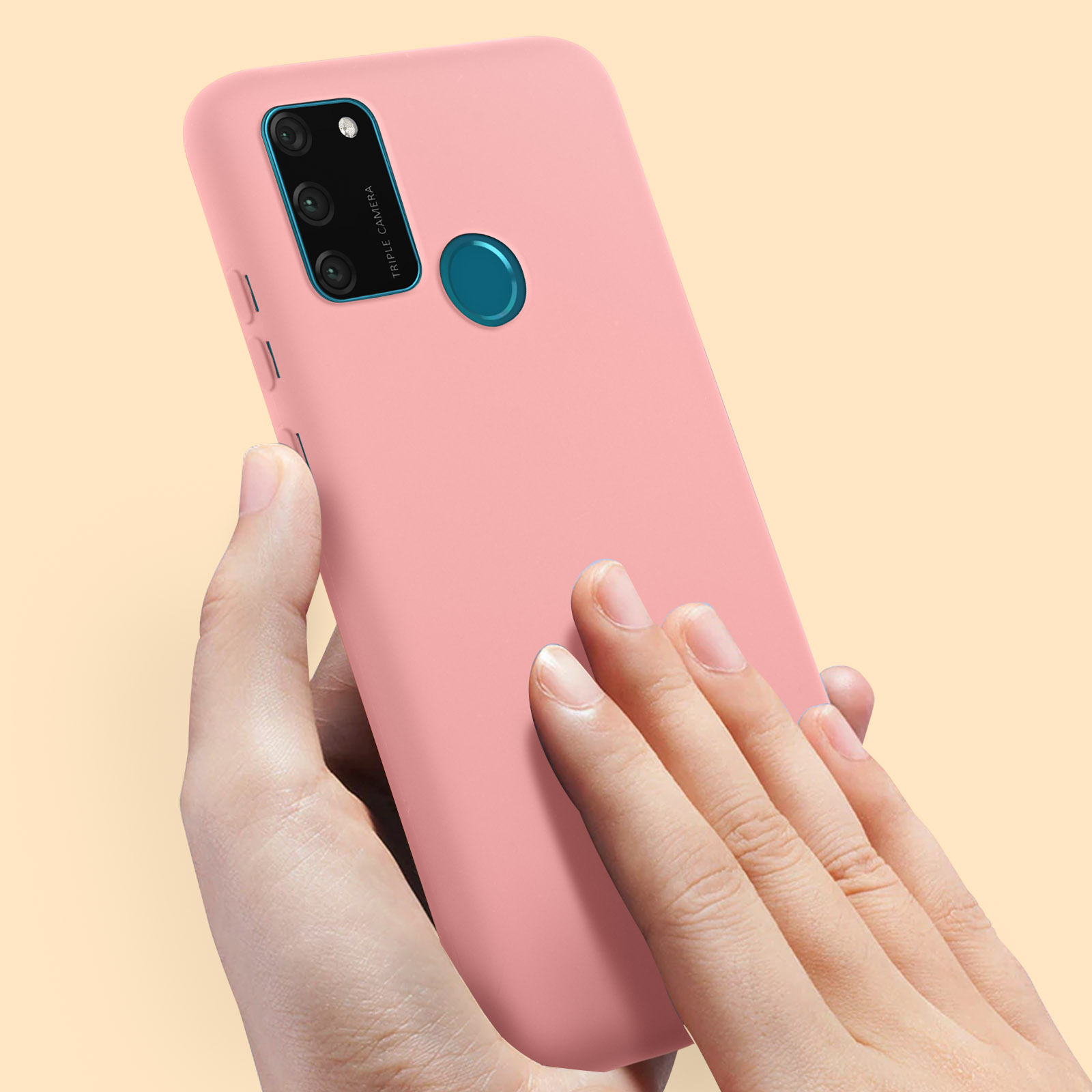 Mano che tiene un telefono rosa. Tripla fotocamera visibile. Sfondo pesca.