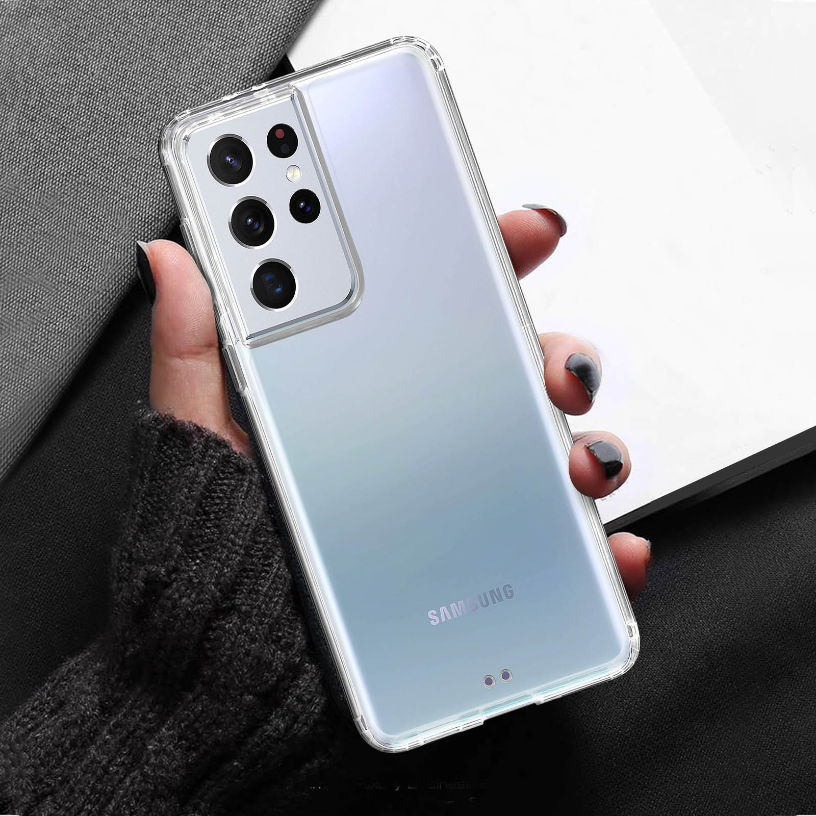 Custodia trasparente per telefono in mano. Il telefono ha più fotocamere.