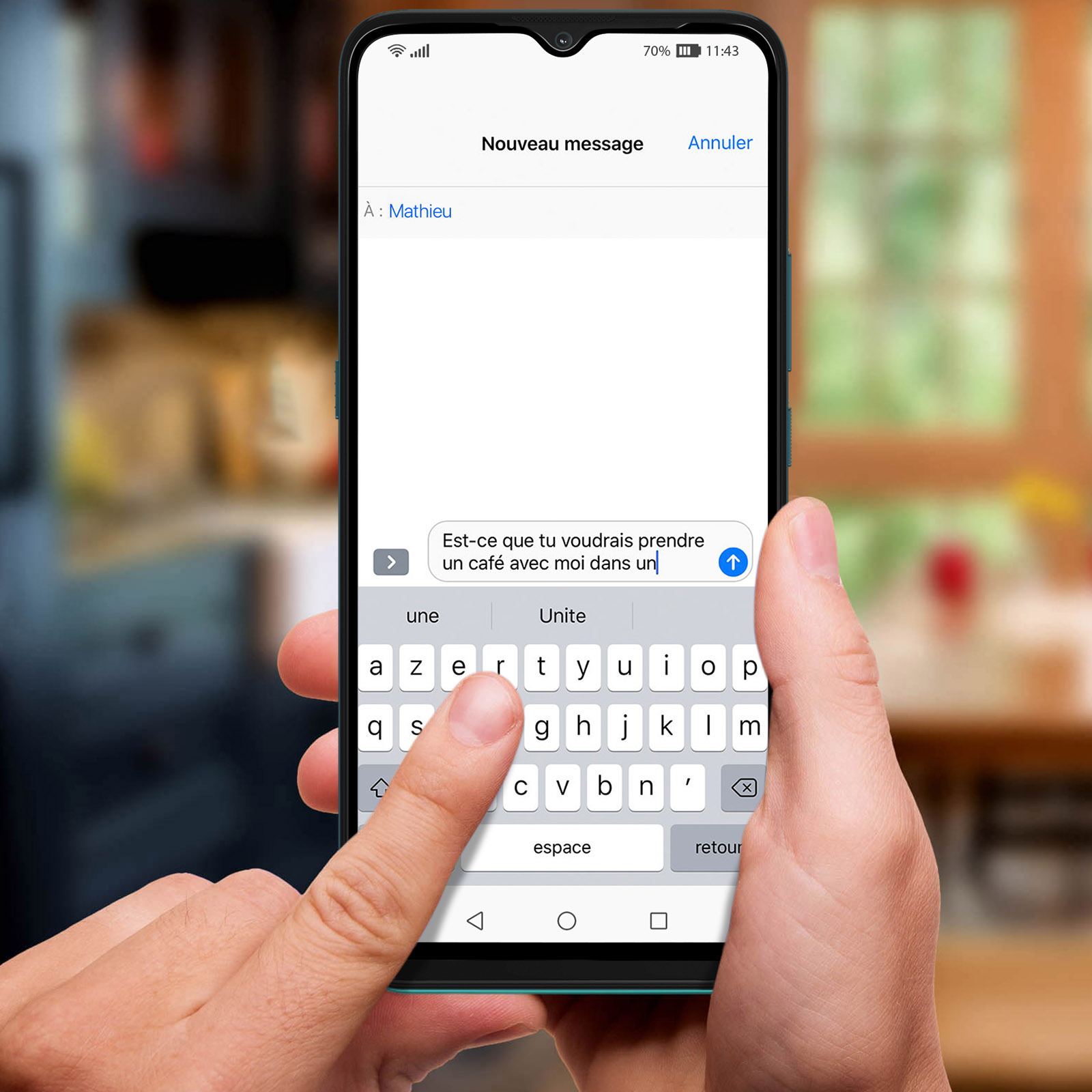 Uno smartphone mostra un messaggio di testo a Mathieu. Un dito preme 'r' sulla tastiera. Lo sfondo è sfocato.