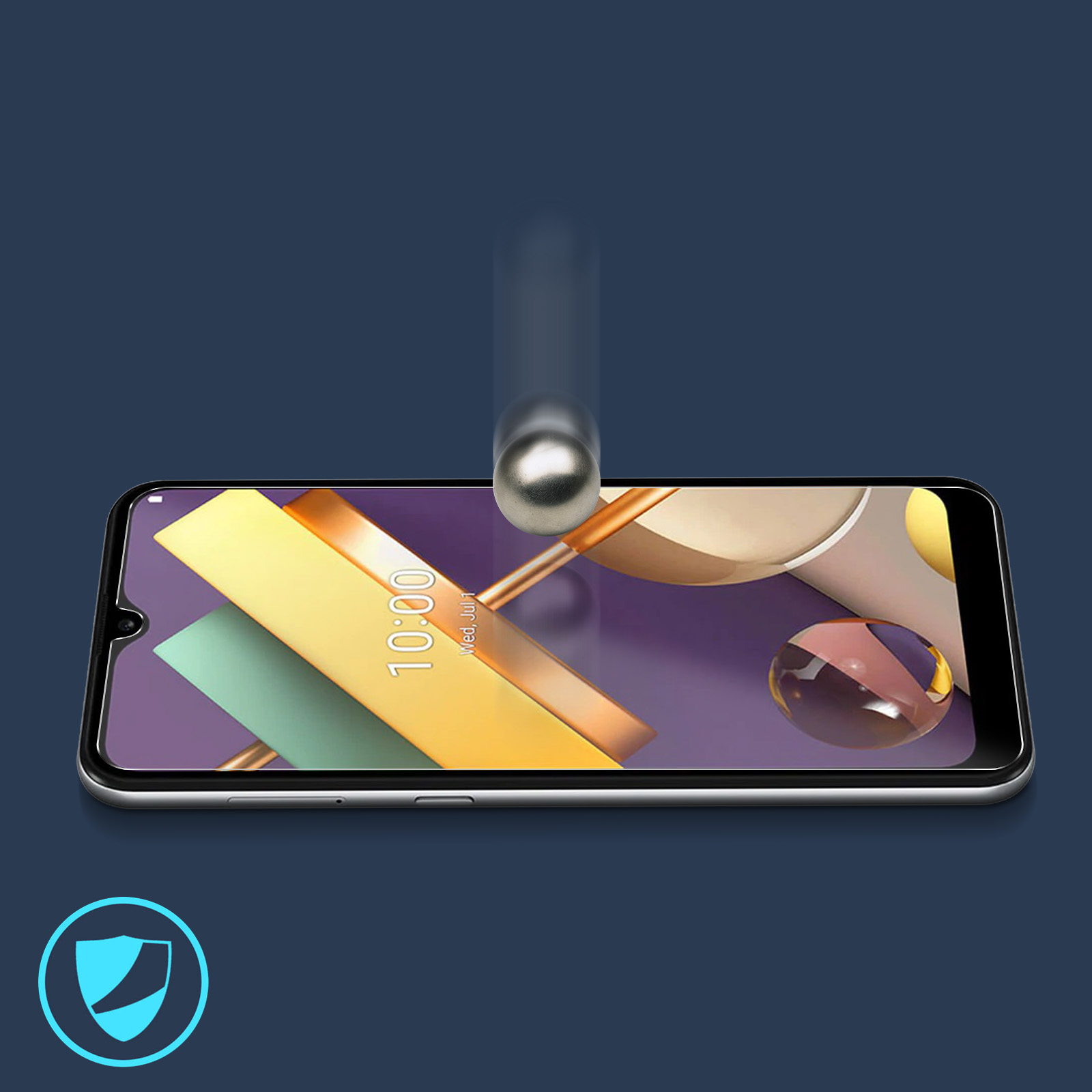 Un telefono con una protezione per lo schermo. Una palla di metallo sta cadendo sullo schermo. Lo sfondo è blu.