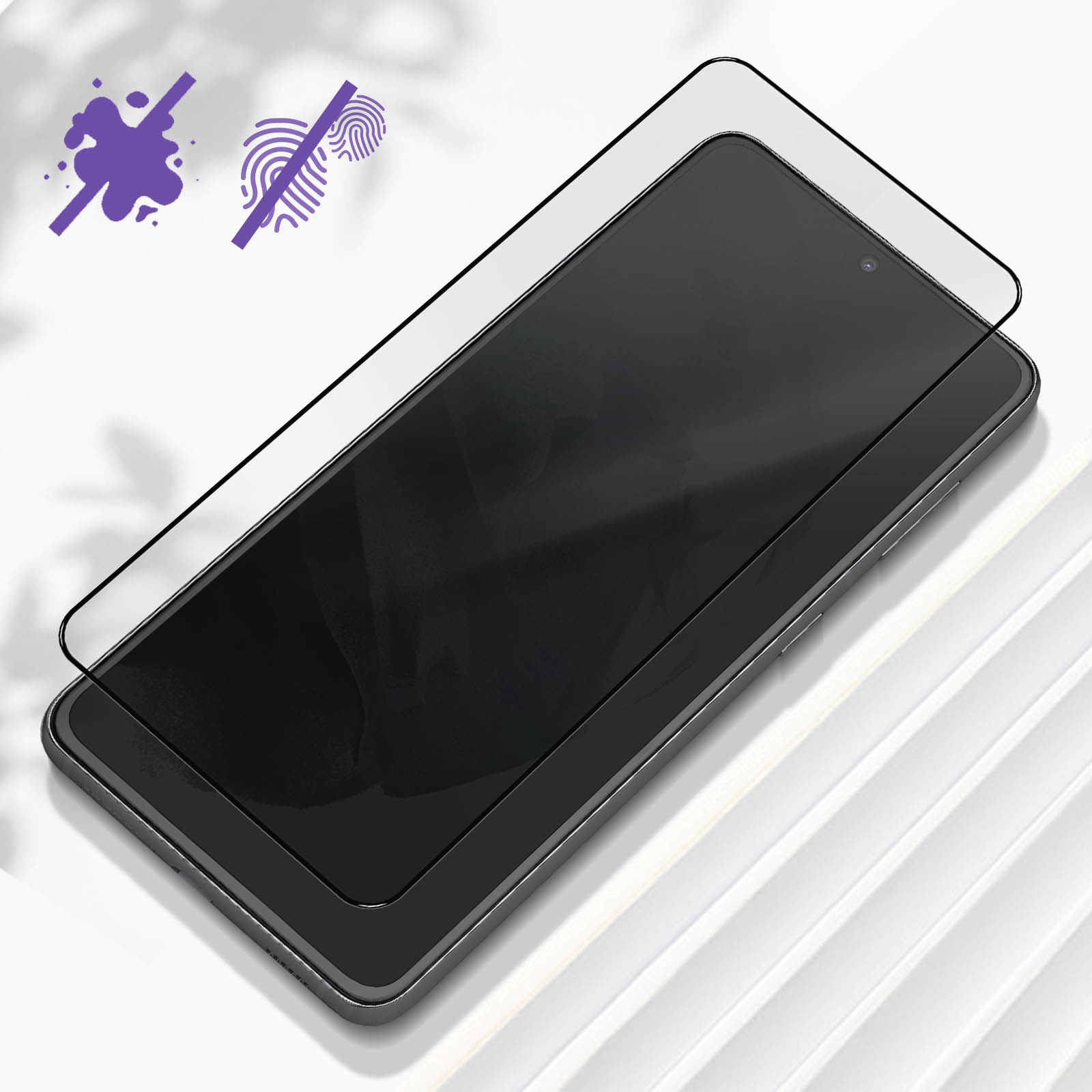 Uno smartphone con una protezione per lo schermo, con simboli antimacchia e anti-impronte. Sfondo bianco con ombre.