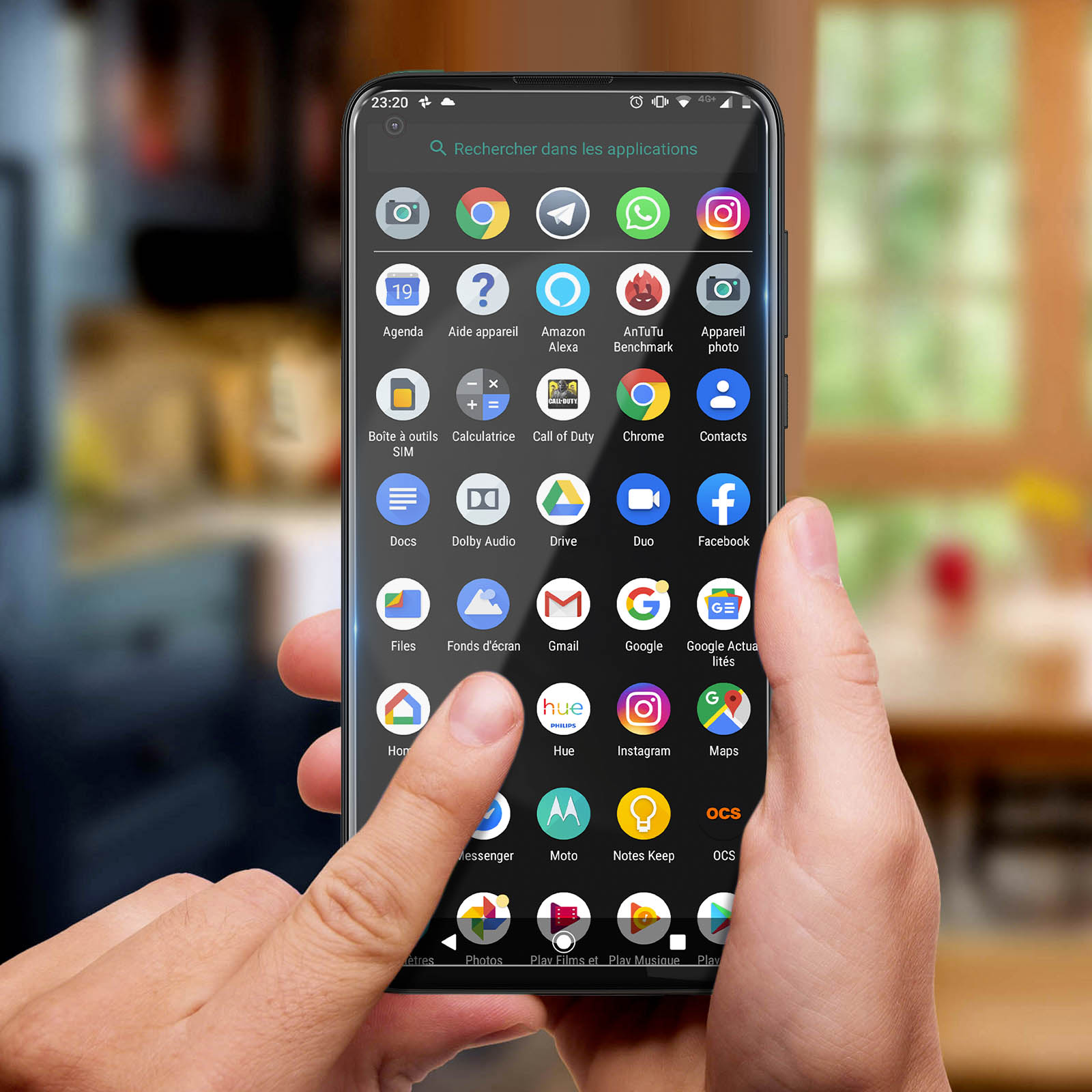 La mano di una persona tocca lo schermo di un telefono. Lo schermo mostra icone di app.