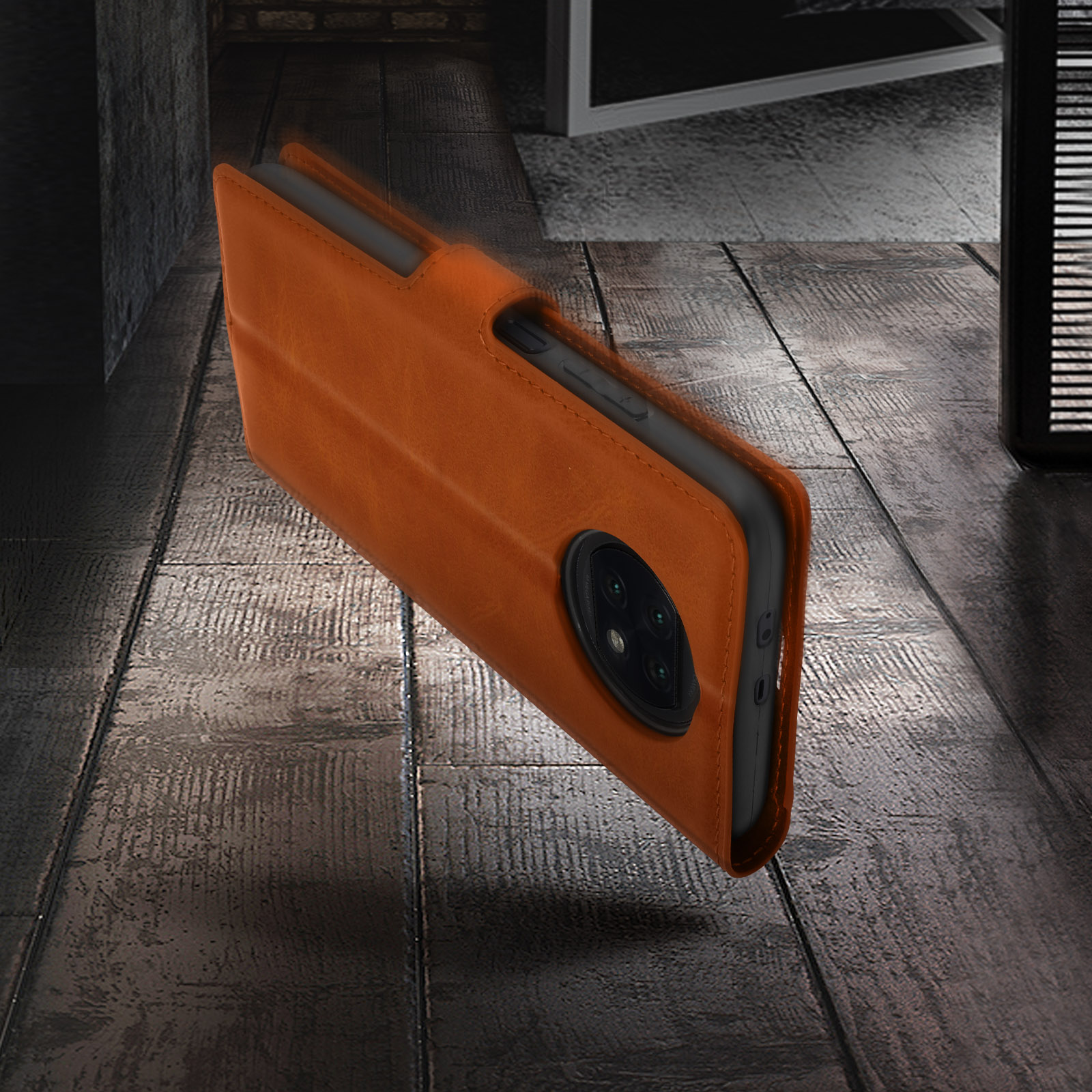 Orangefarbene Handyhülle mit Handy darin, auf einer Holzoberfläche.