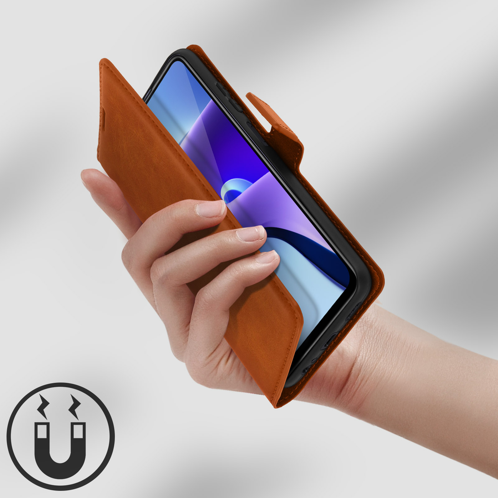 Hand öffnet braune Leder-Handyhülle, zeigt Telefonbildschirm.