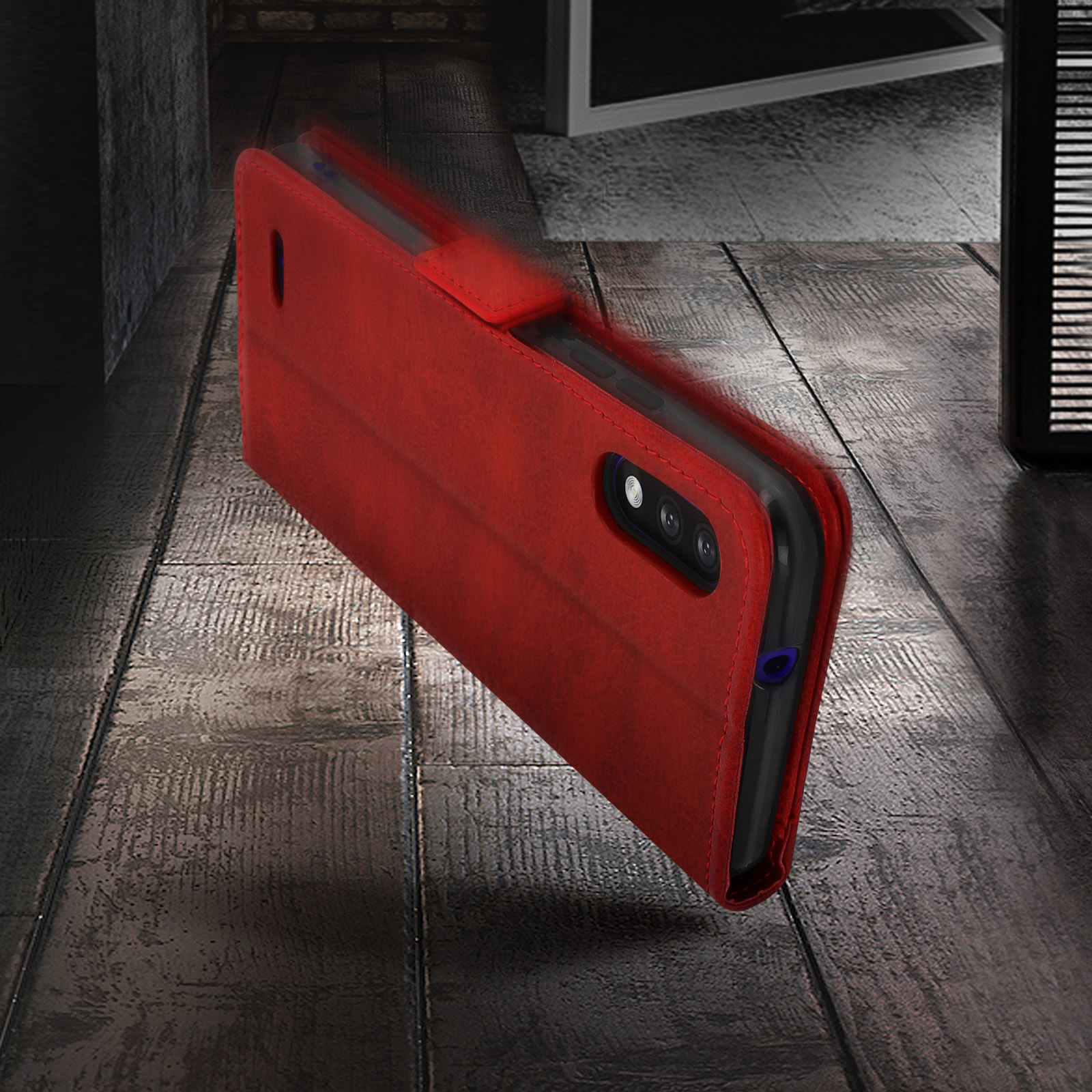 Rote Leder-Handyhülle auf Holz. Die Hülle ist offen und zeigt das schwarze Telefon.