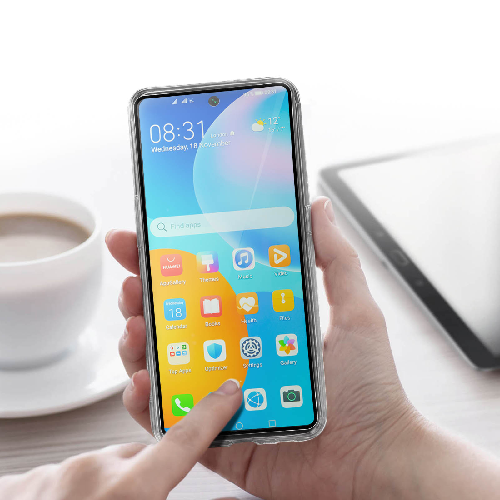 Mano che tiene un telefono con custodia, che mostra le app. Una tazza di caffè sullo sfondo.