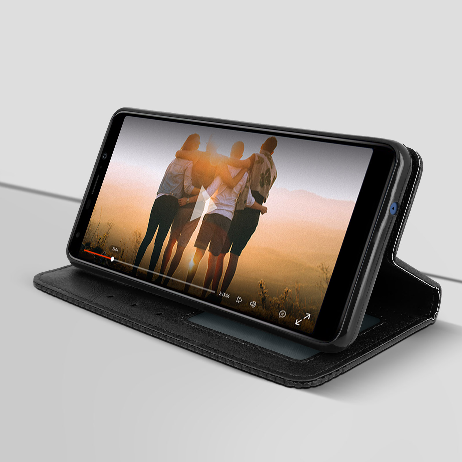 Teléfono en una funda negra que muestra un vídeo. La funda está abierta.