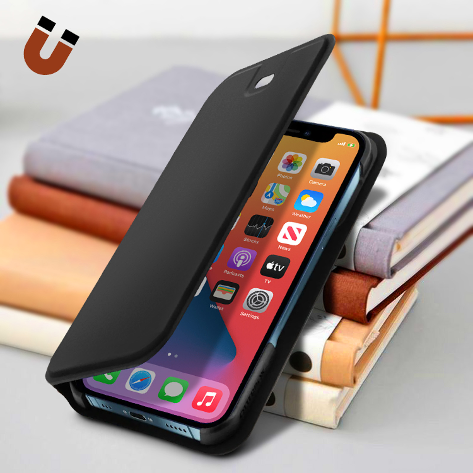 Custodia nera con telefono dentro. Libri sullo sfondo. Schermo dell'iPhone visibile.