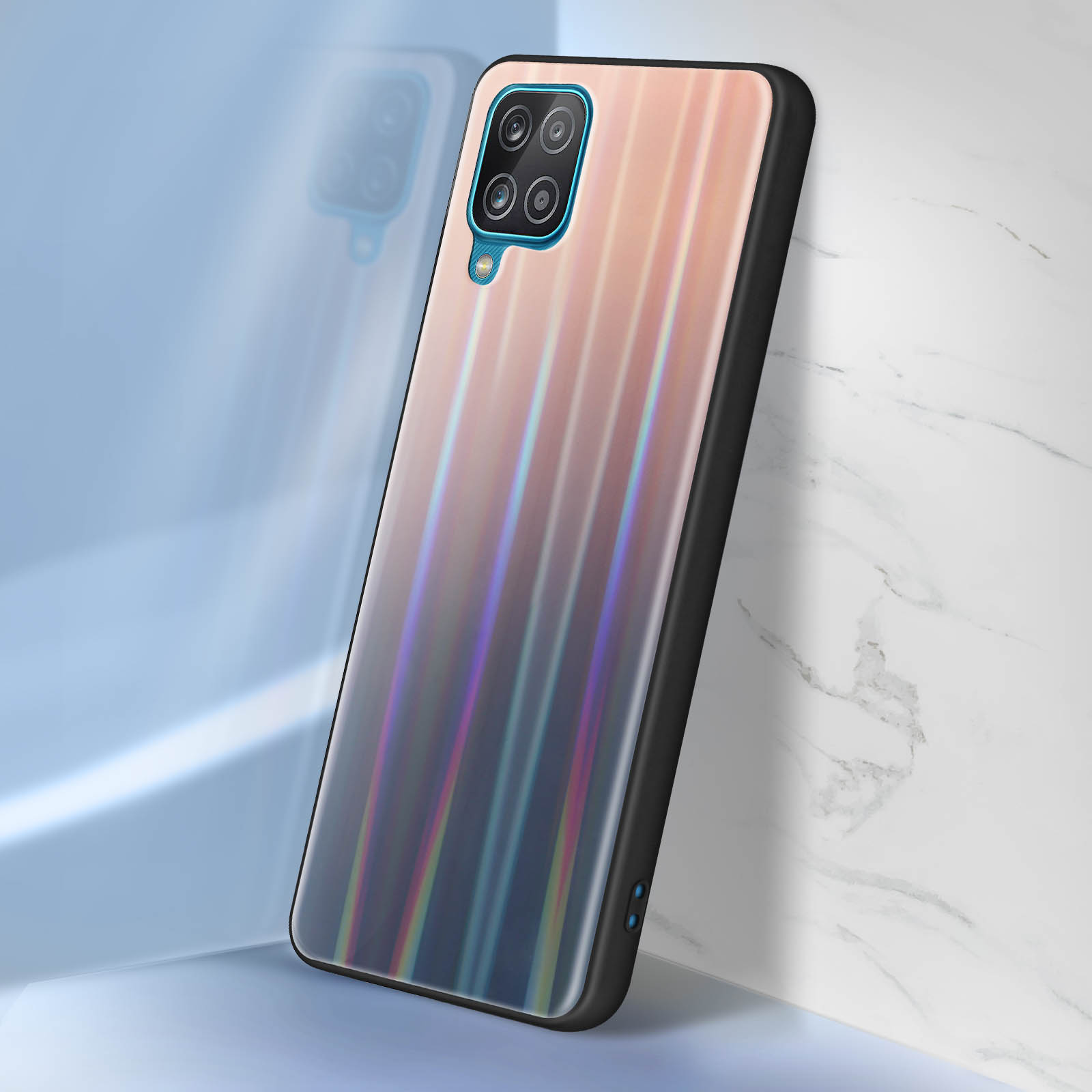 Una custodia per telefono in colore sfumato con una cornice nera. La custodia è appoggiata a un muro.