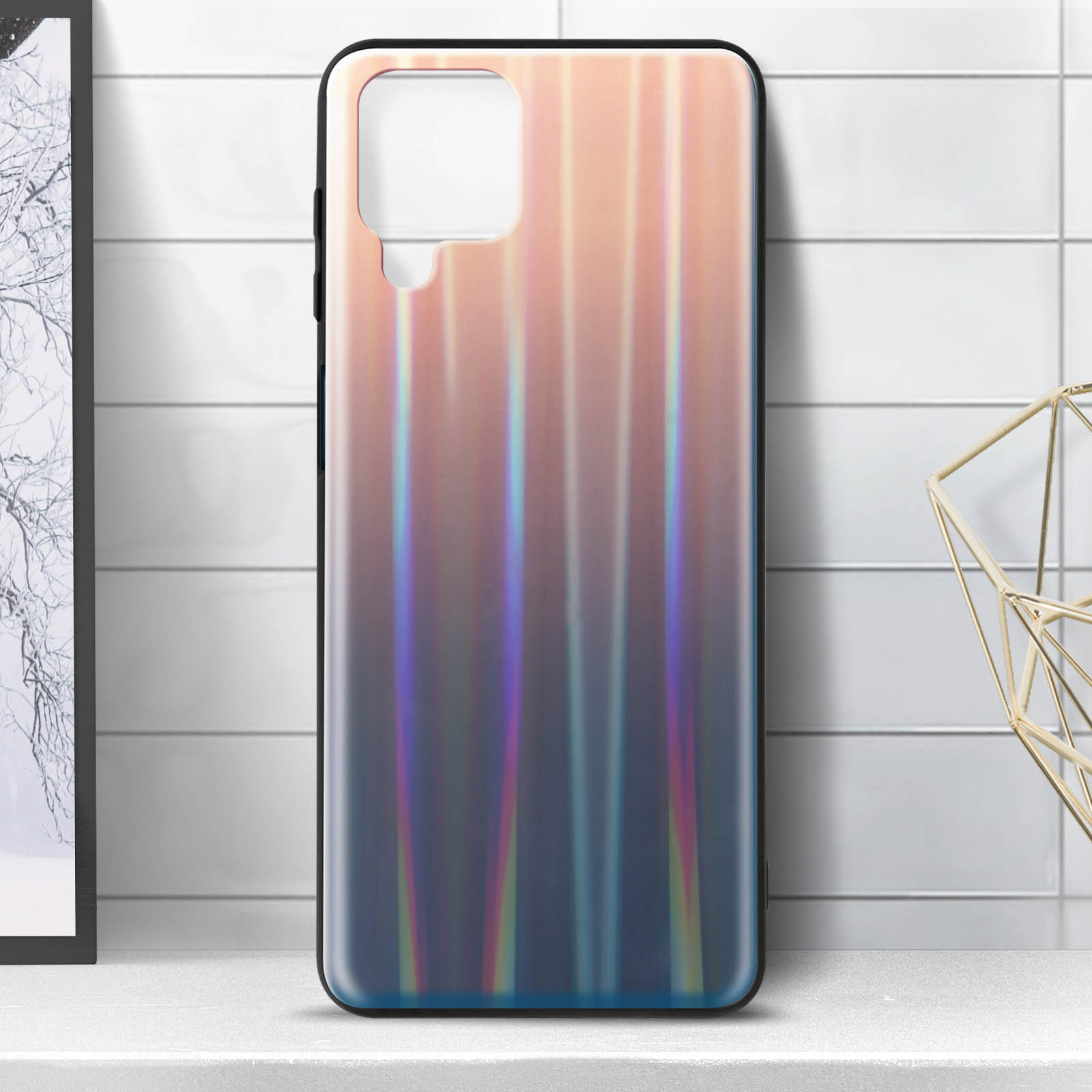 Custodia per telefono con design sfumato. Il telefono è su una superficie bianca. Cornice decorativa dietro.