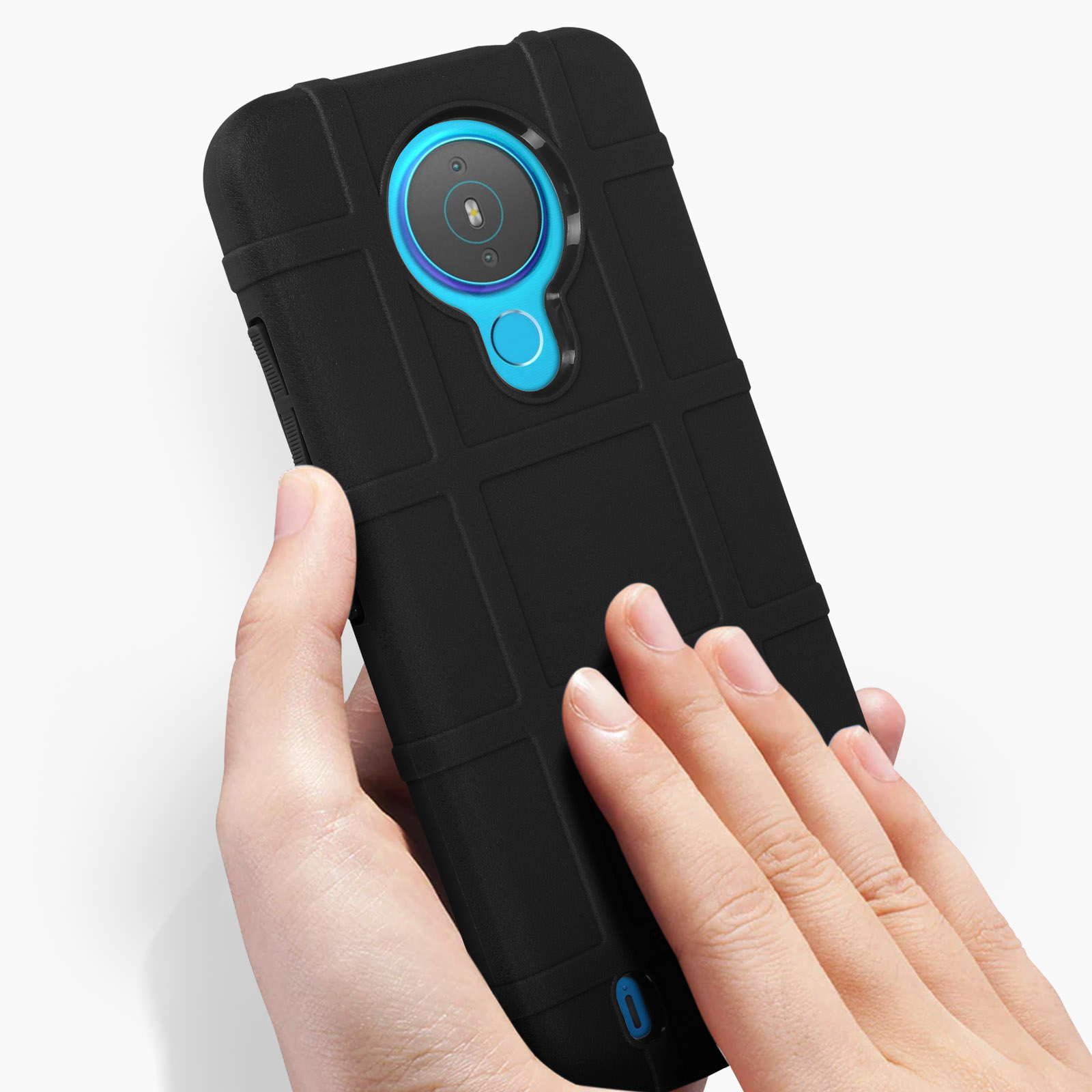 Mano che tiene un telefono nero in una custodia nera, con obiettivo della fotocamera blu.