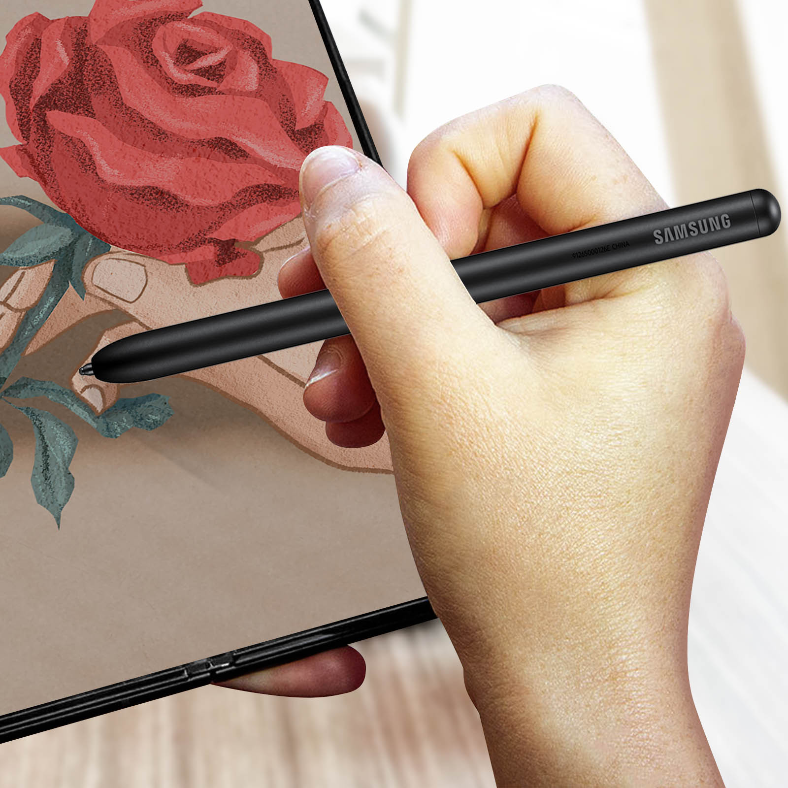 Mano con stilo nero su tablet, disegna rosa rossa. Logo Samsung visibile.