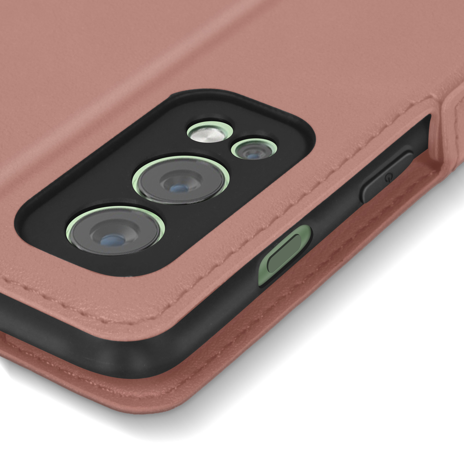 Una custodia per telefono, che mostra un telefono con tre fotocamere e pulsante di accensione. Lo sfondo è sfocato.