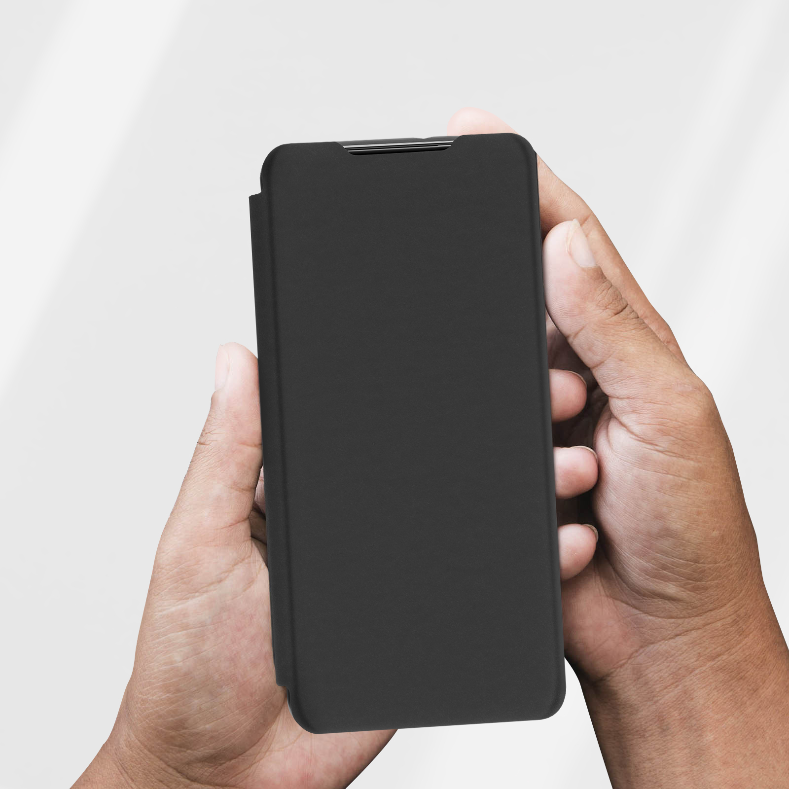 Eine schwarze Handyhülle wird von Händen gehalten. Die Hülle ist geschlossen und bedeckt das Telefon.