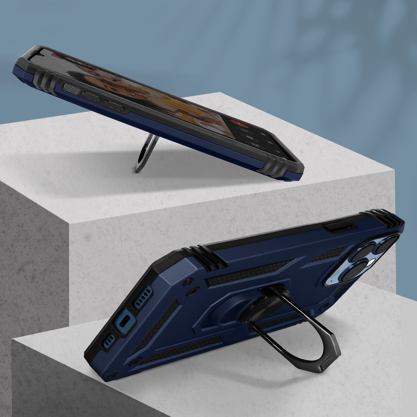 Due viste di un telefono in una custodia blu con un supporto ad anello. Il telefono è su un blocco bianco.