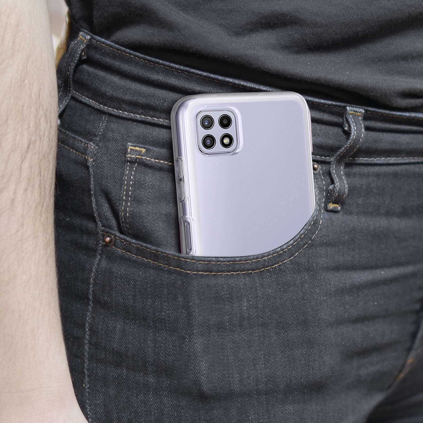 Un teléfono en una funda transparente está en un bolsillo. La persona lleva jeans.