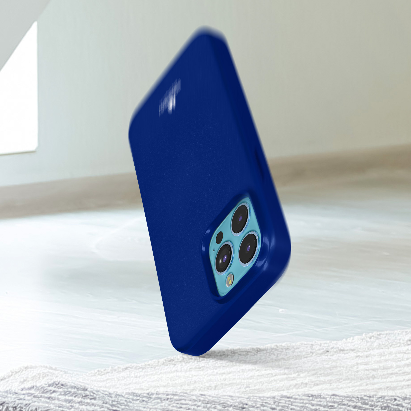 Custodia blu per telefono che cade. Tre fotocamere sono visibili sul retro della custodia.