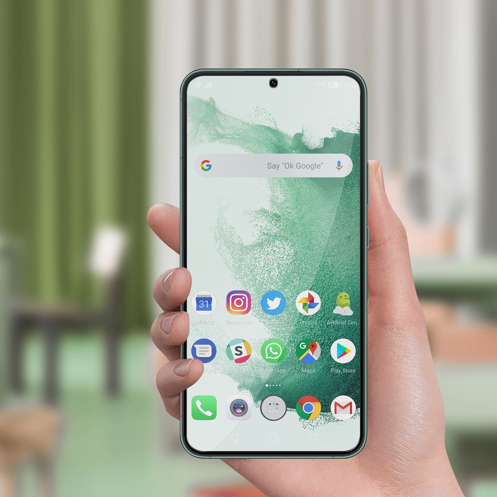 Una mano che tiene un telefono con una schermata iniziale che mostra le app.