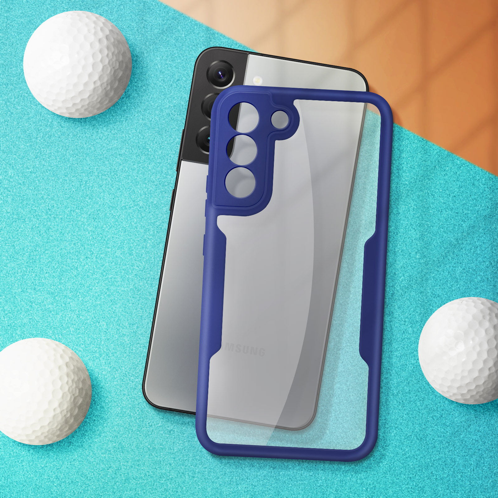 Un telefono e una custodia con cornice blu e retro trasparente su una superficie blu. Sono presenti palline da golf bianche.