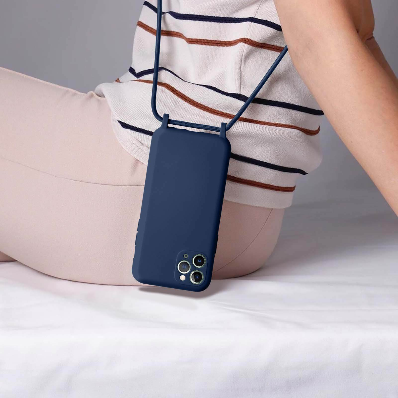 Personne portant une coque de téléphone avec un cordon bleu. Assise et regardant vers le bas.