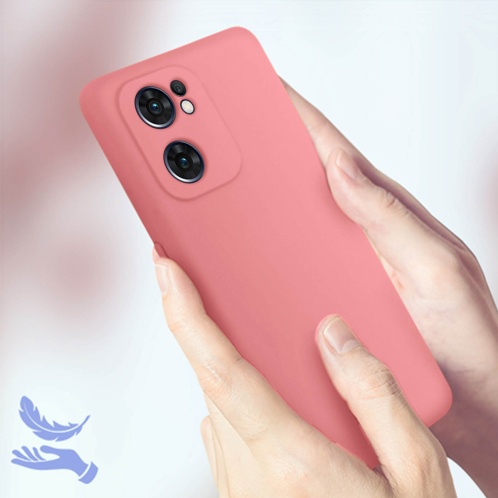 Mani che tengono una custodia per telefono rosso chiaro con una fotocamera a doppia lente. La custodia ha una superficie liscia e nessun'altra caratteristica.