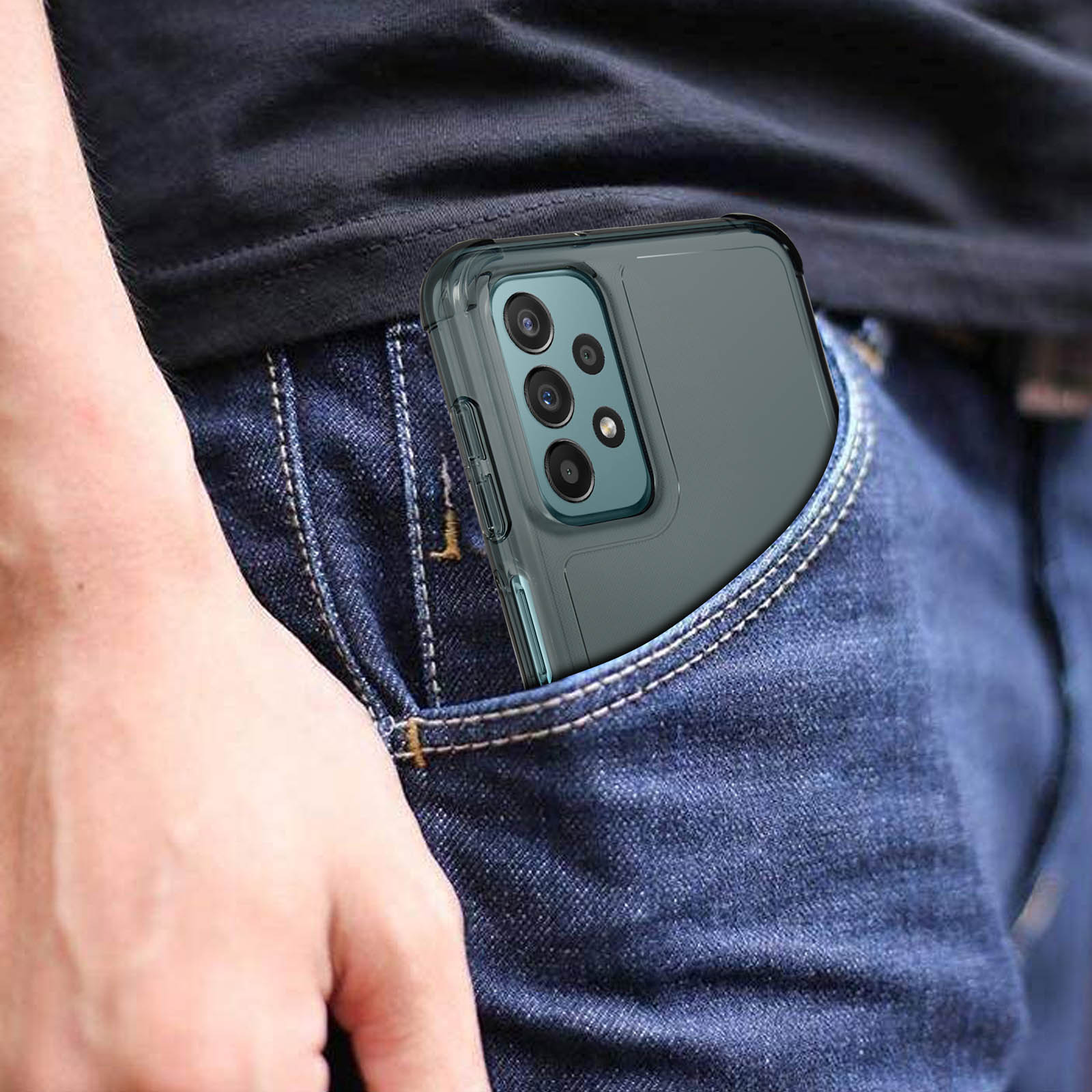 Teléfono en funda gris en bolsillo de jeans, mostrando la cámara.