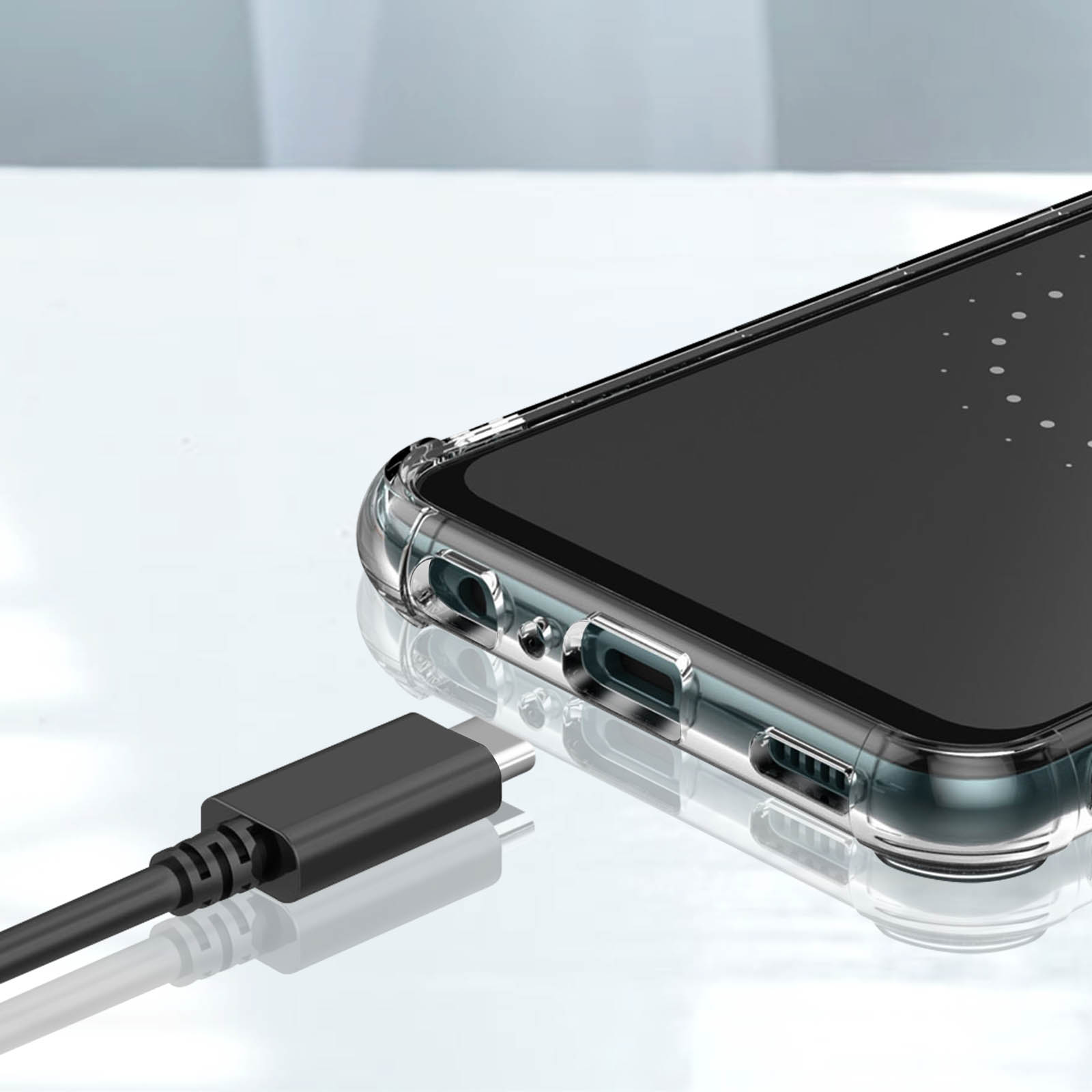 Primer plano de un teléfono con una funda transparente y un cable USB-C conectado.