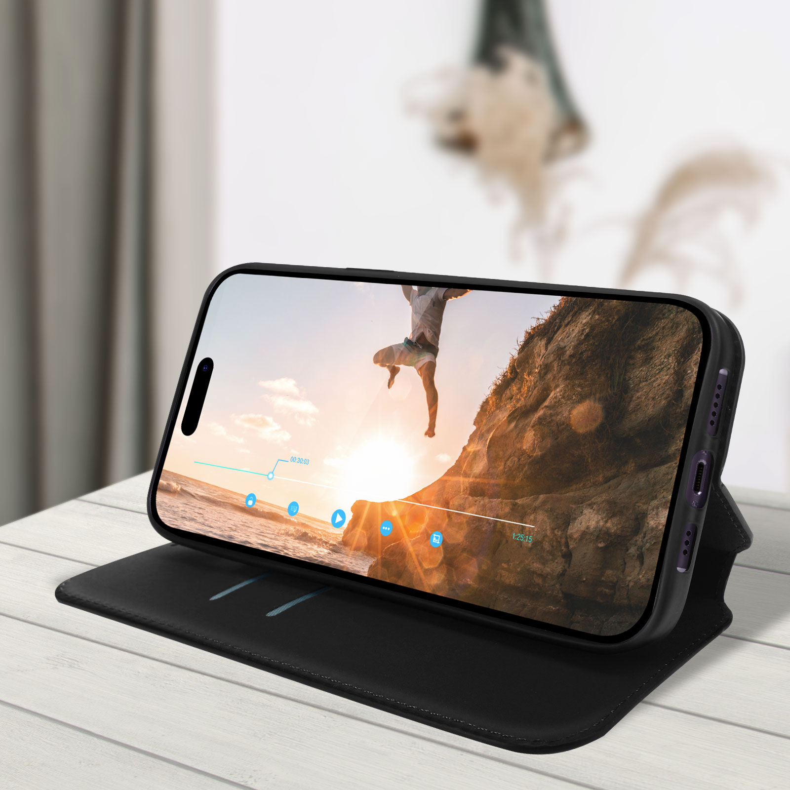 Téléphone dans un étui, montrant une vidéo. Un homme sautant dans l'eau.