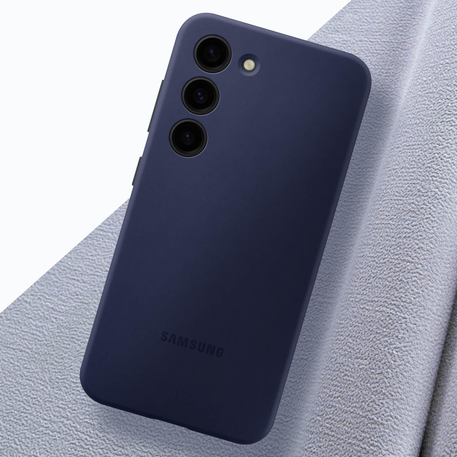 Eine marineblaue Handyhülle mit Samsung-Logo unten, liegt auf einer grauen Oberfläche.