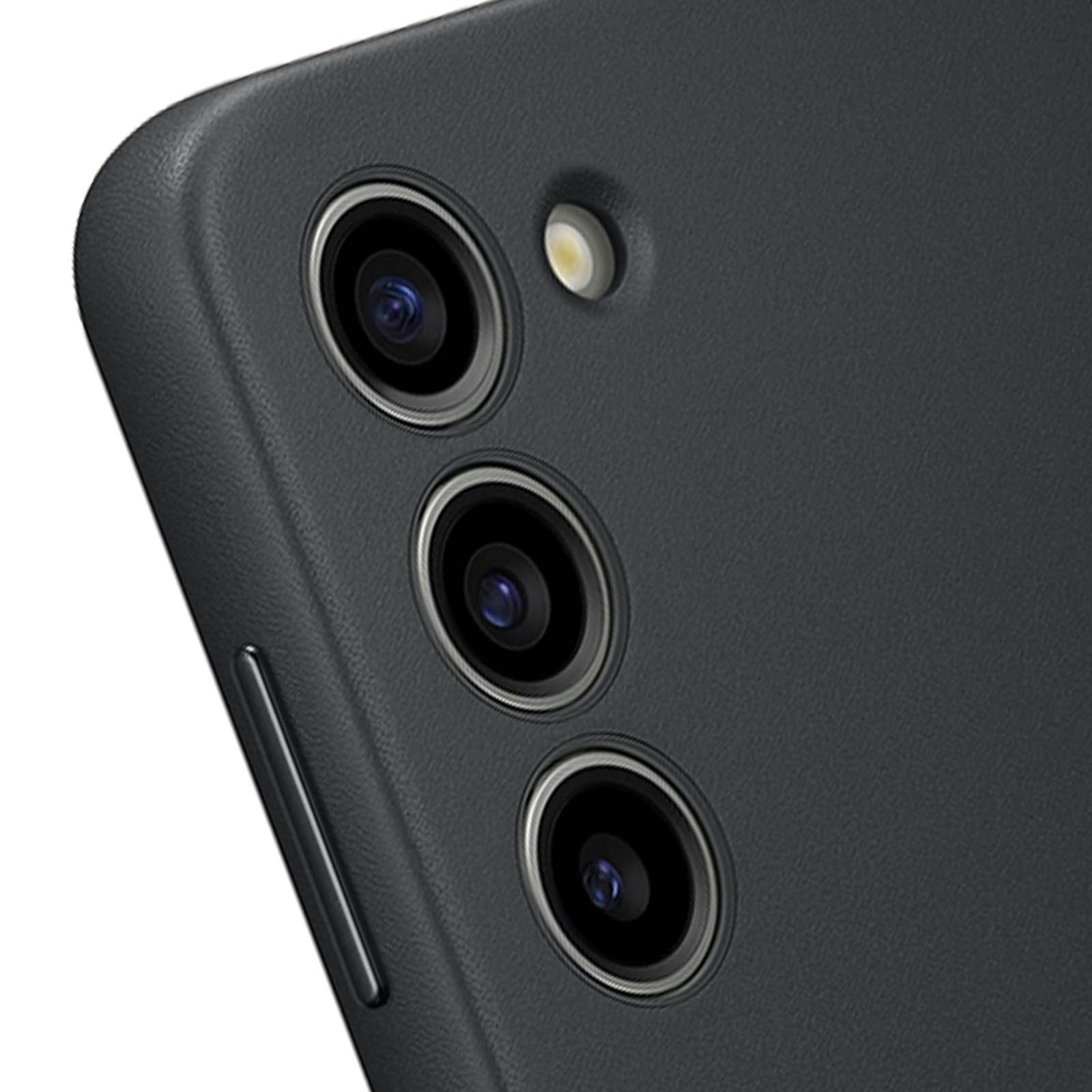 Primo piano di un telefono nero con tre obiettivi della fotocamera.