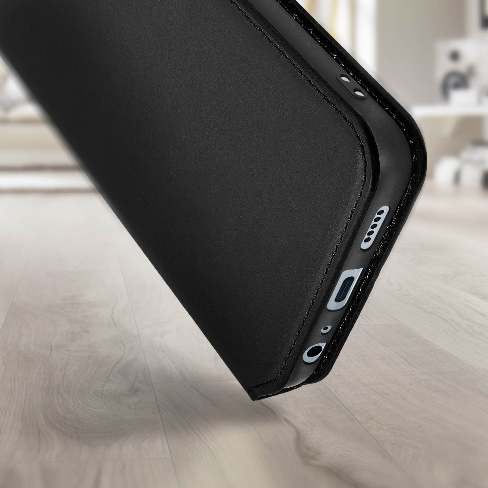 Gros plan sur une coque noire. Montre les bords et certains ports.