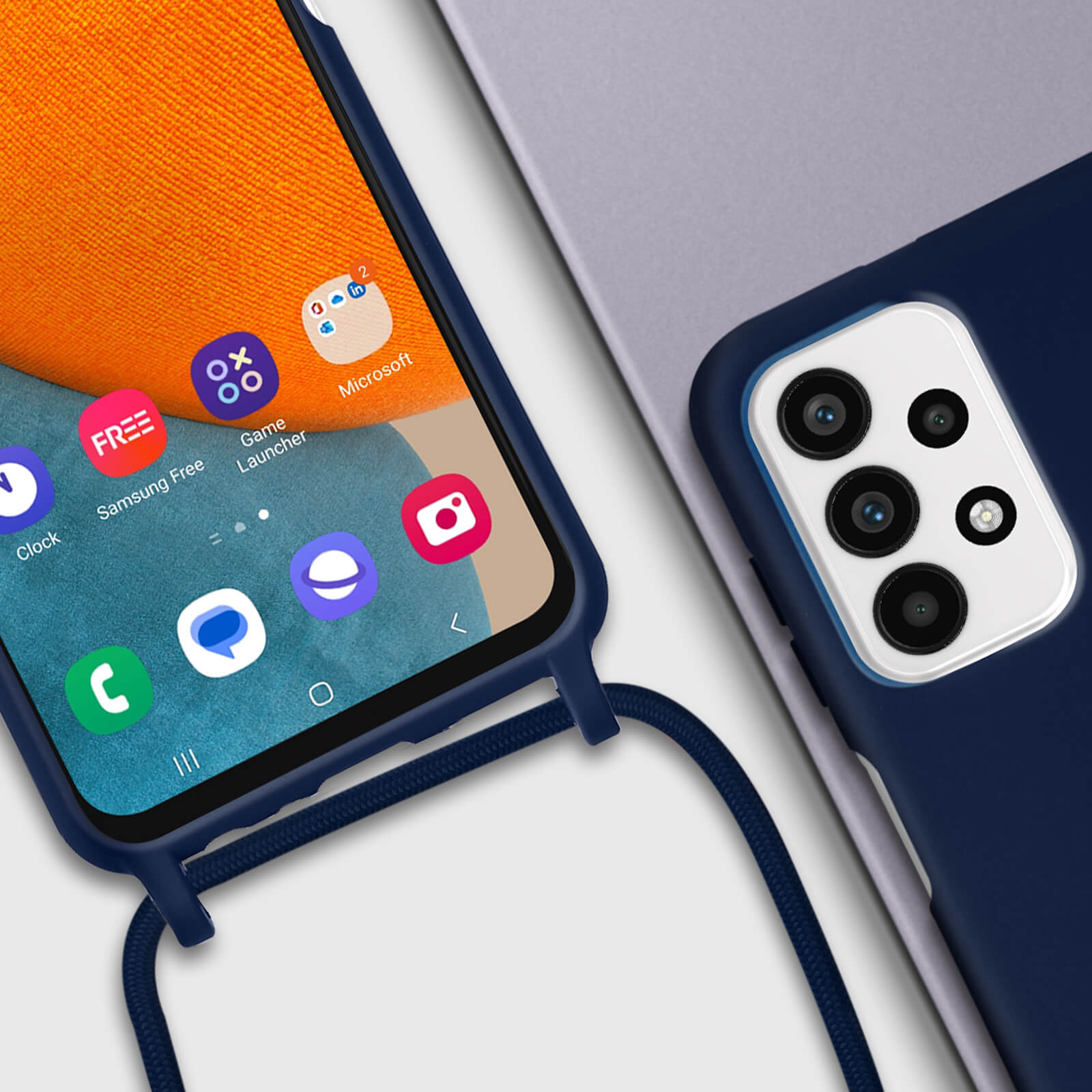 Gros plan sur un téléphone avec un étui bleu, montrant les icônes d'applications. Un cordon est attaché.