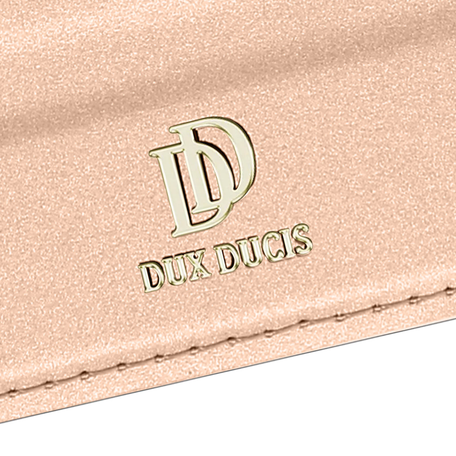 Nahaufnahme einer rosa Handyhülle mit einem goldenen Logo mit der Aufschrift 'DUX DUCIS'.
