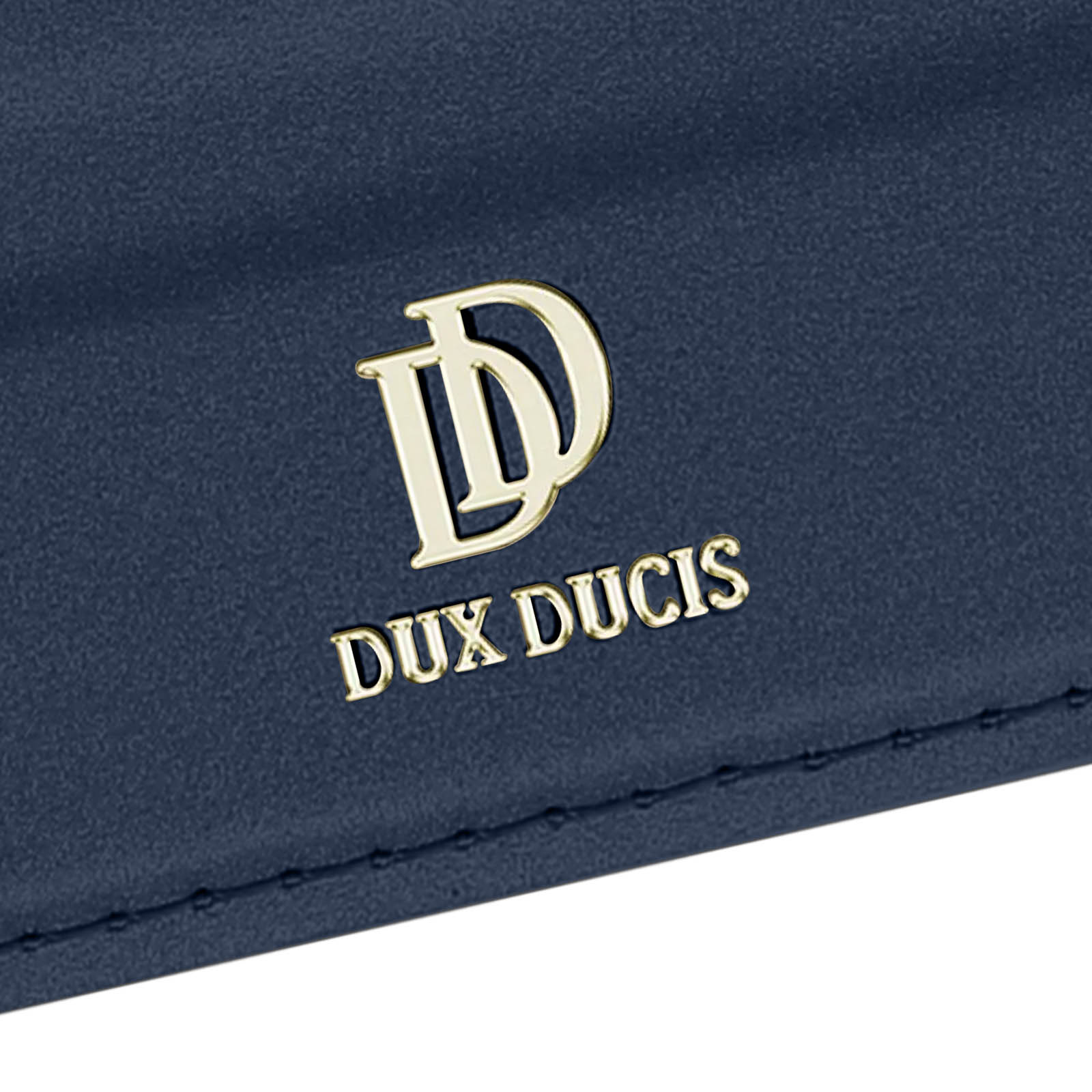 Gros plan d'un étui de téléphone bleu foncé avec le logo DUX DUCIS.